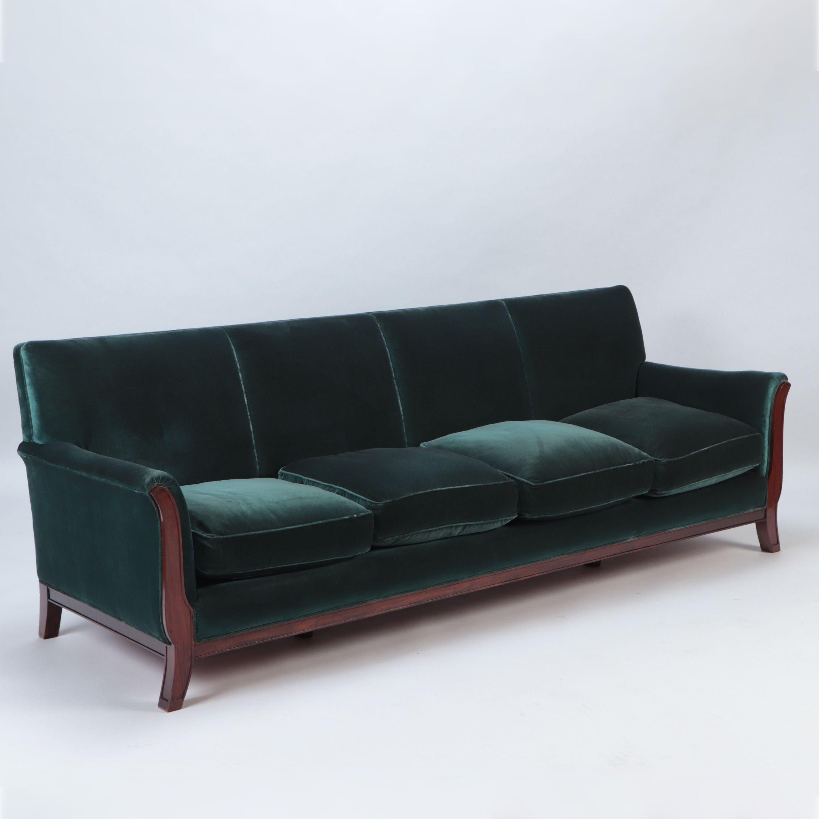 Mid-Century Modern Grand canapé français moderne du milieu du siècle dernier avec revêtement en velours vert, vers 1945 en vente