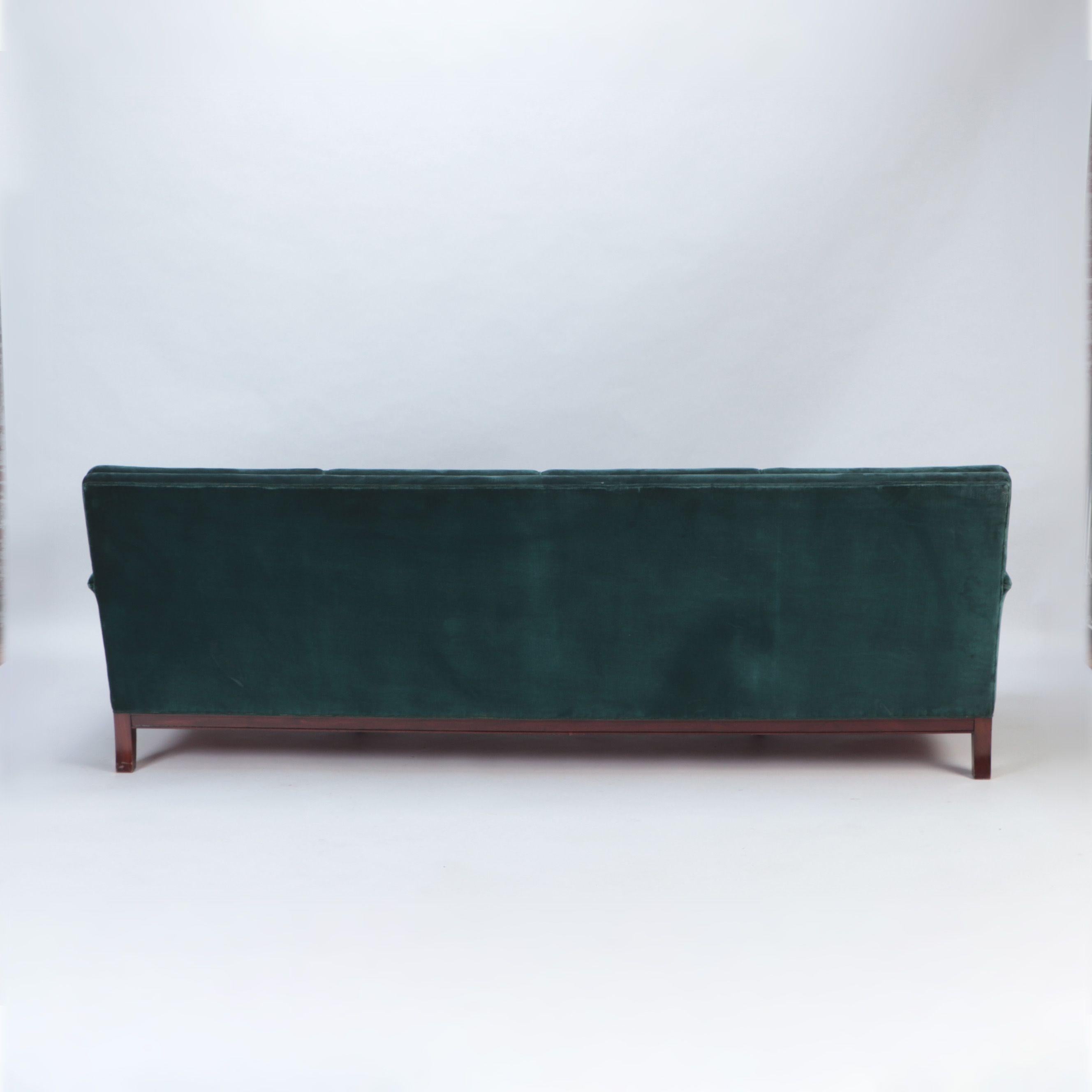 Großes französisches Mid-Century-Modern-Sofa mit grüner Samtpolsterung, um 1945 (Mitte des 20. Jahrhunderts) im Angebot