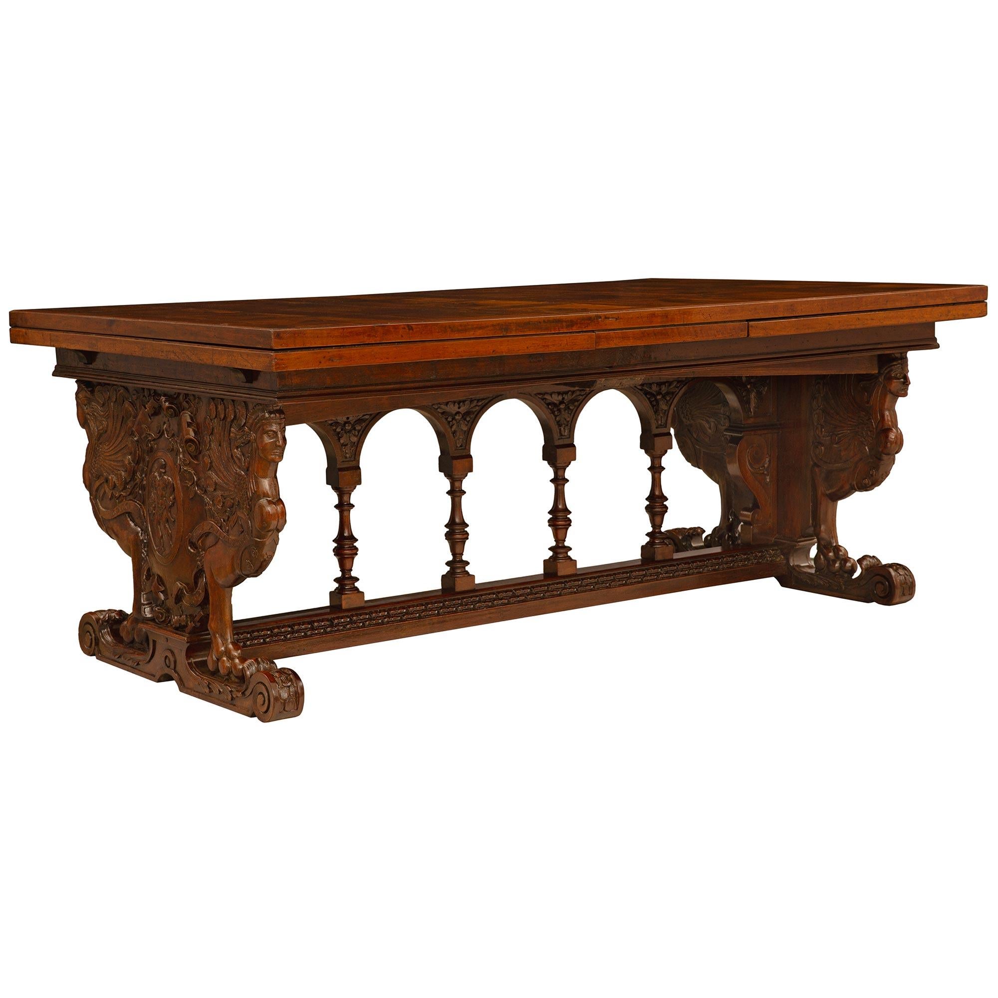 Français Table de salle à manger en noyer de la fin du XVIIe siècle, de style Renaissance française en vente