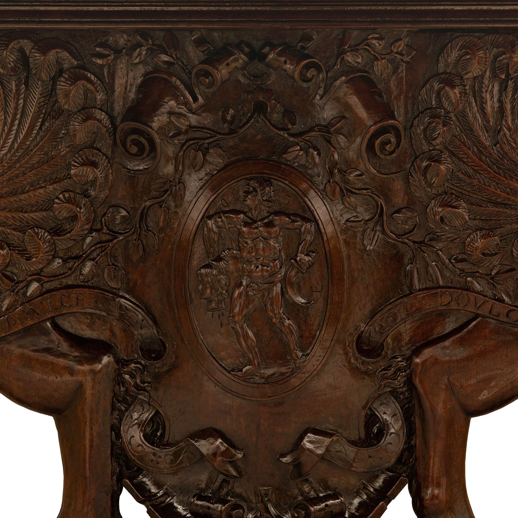Noyer Table de salle à manger en noyer de la fin du XVIIe siècle, de style Renaissance française en vente