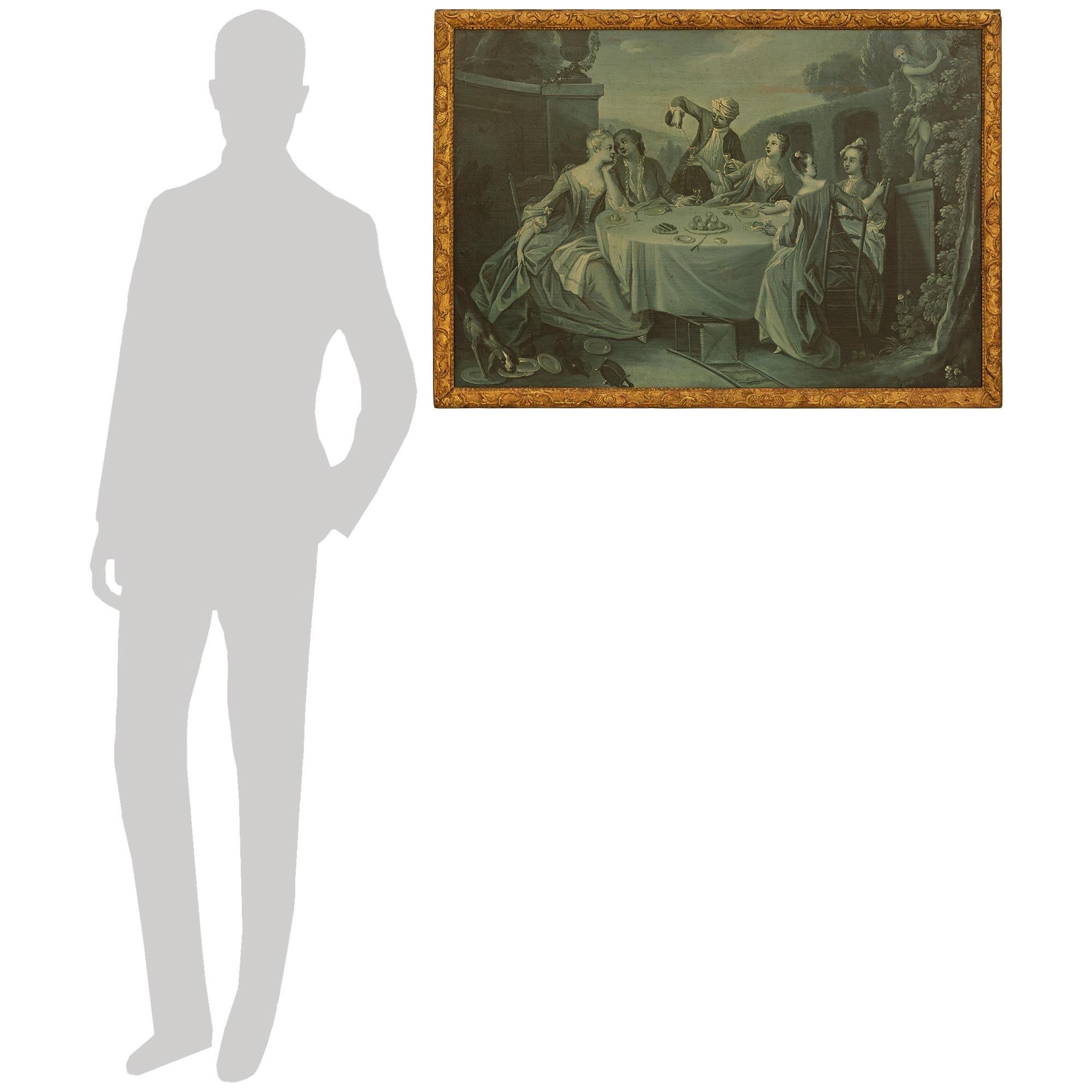 Une élégante et extrêmement décorative peinture à l'huile sur toile et grisaille en bois doré de la fin du XVIIIe siècle. Cette peinture merveilleusement détaillée représente une scène charmante de quatre femmes et deux hommes assis autour d'une