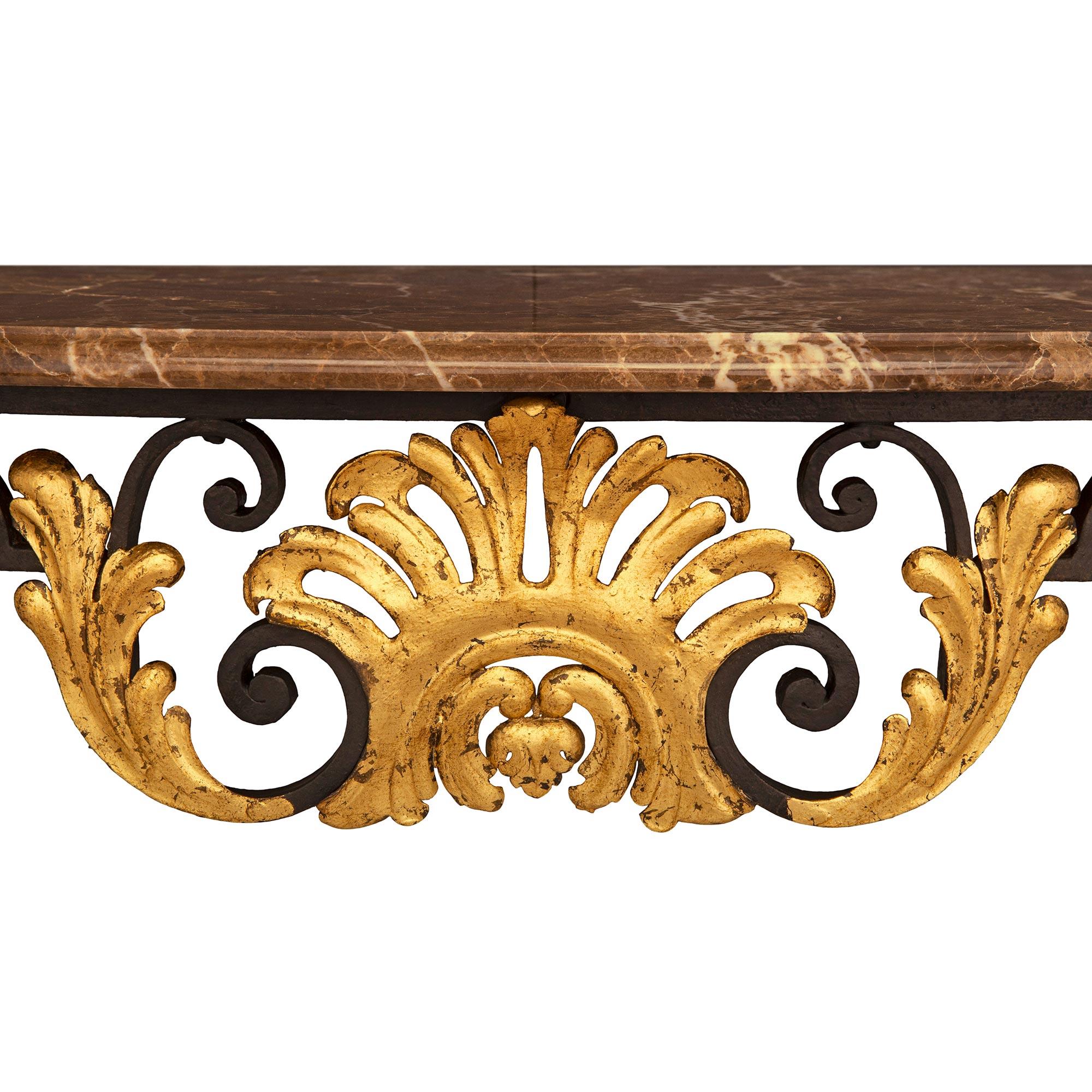 Console française de la fin du XIXe siècle de style Louis XV en fer forgé, métal doré et marbre en vente 1