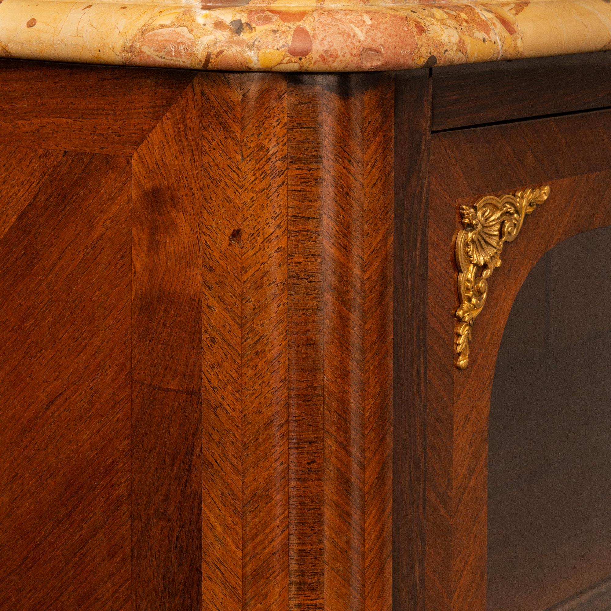 Armadietto in legno di palissandro e ormolu della fine del XIX secolo, in stile Luigi XIV. in palissandro e Ormolu In condizioni buone in vendita a West Palm Beach, FL
