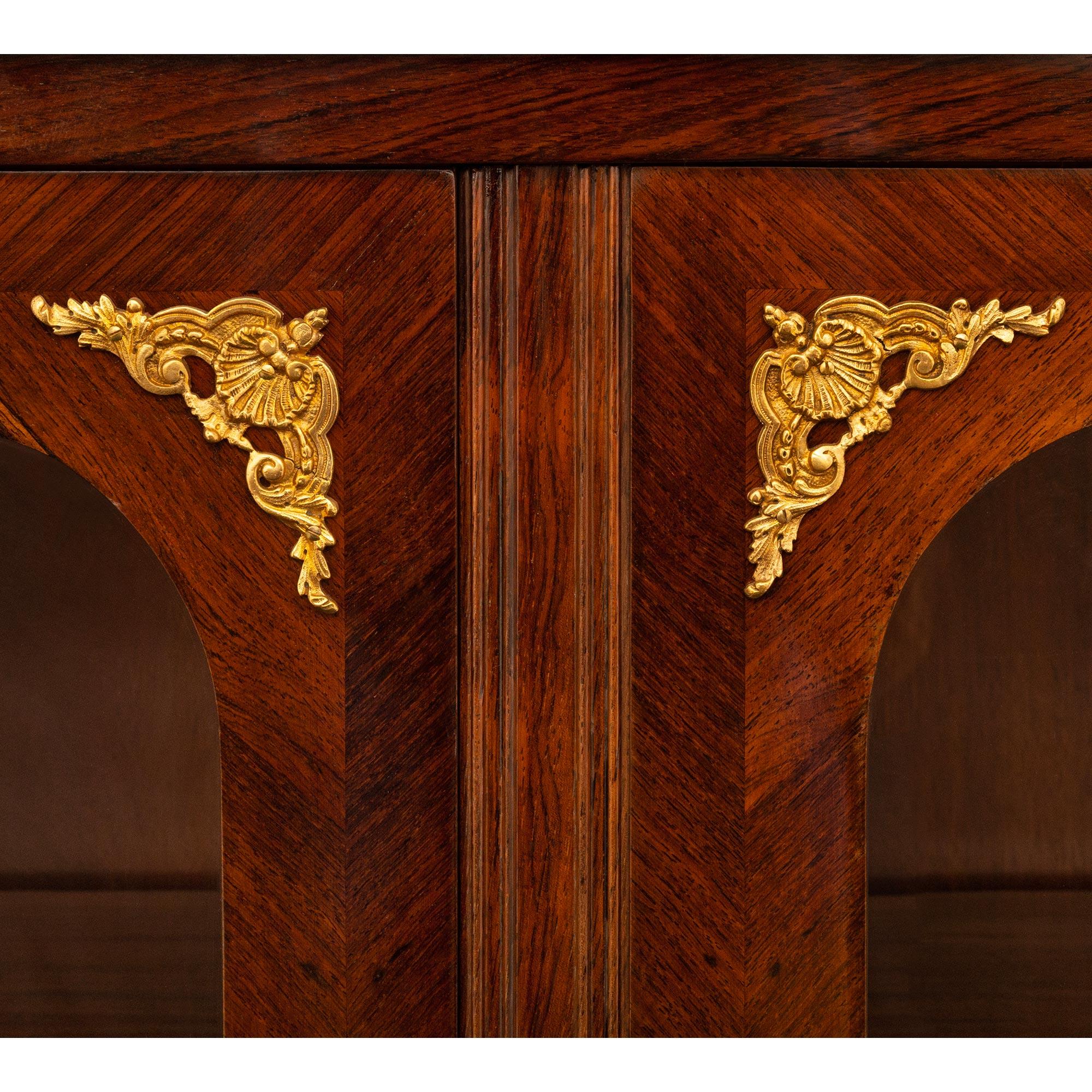 Similoro Armadietto in legno di palissandro e ormolu della fine del XIX secolo, in stile Luigi XIV. in palissandro e Ormolu in vendita