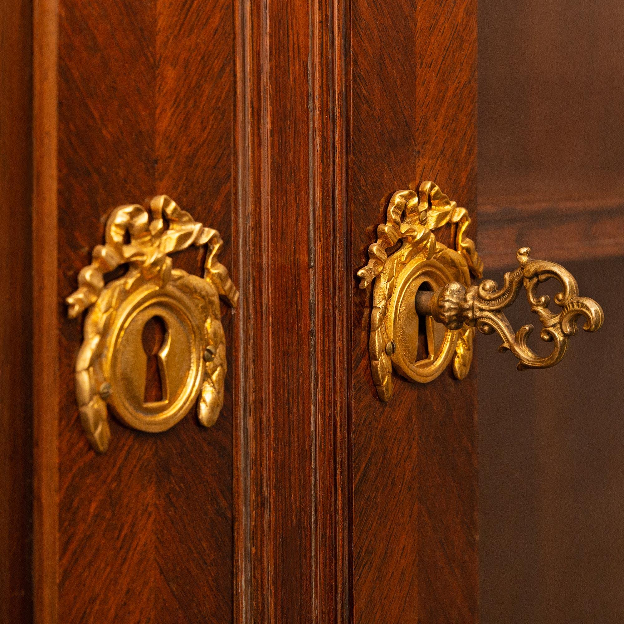 Armadietto in legno di palissandro e ormolu della fine del XIX secolo, in stile Luigi XIV. in palissandro e Ormolu in vendita 1