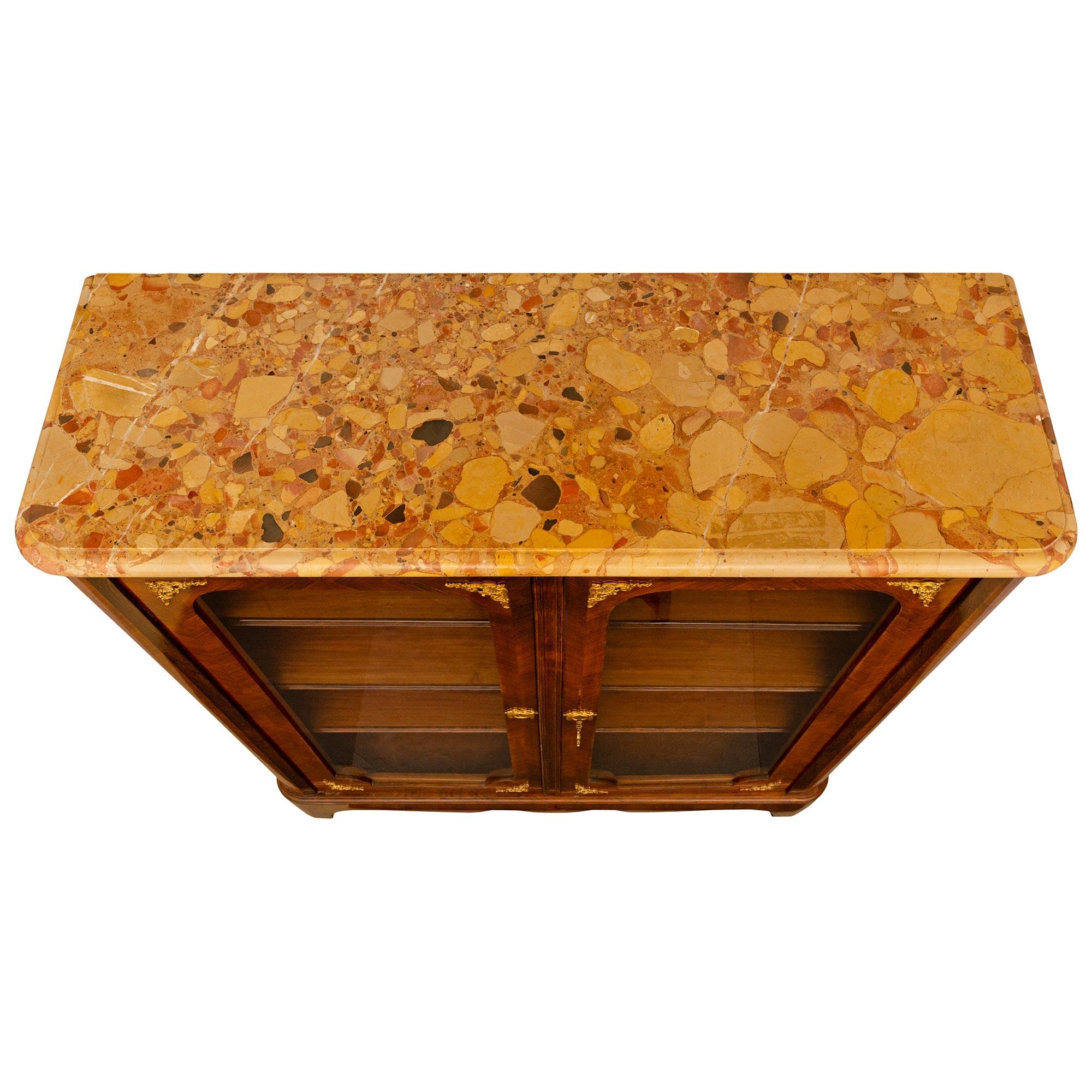 Armadietto in legno di palissandro e ormolu della fine del XIX secolo, in stile Luigi XIV. in palissandro e Ormolu in vendita 3