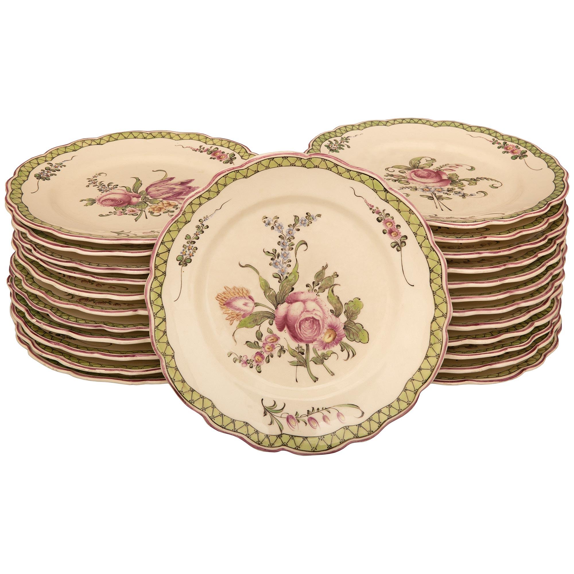 Superbe et très décoratif service en porcelaine de Lunéville de style Louis XV de la fin du 19e siècle. Cette très belle salle à manger de 54 pièces est peinte sur glaçure polychrome et camaïeu vert. Cet ensemble particulier contient de multiples