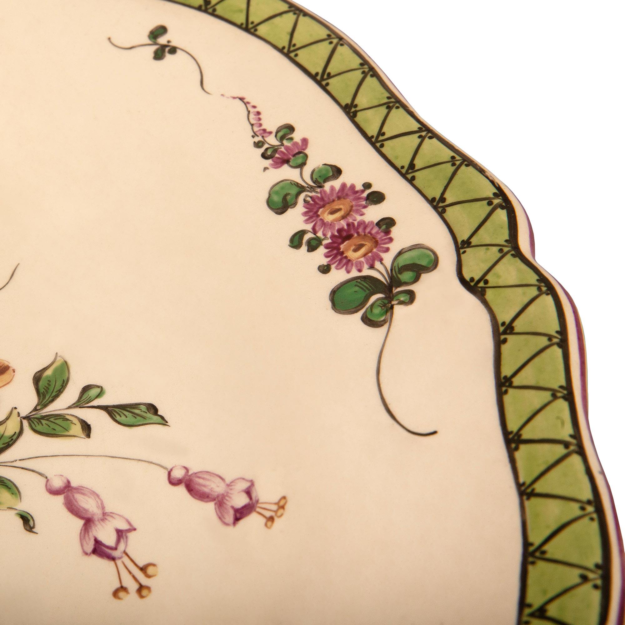 Service en porcelaine de Lunéville (Louis XV) de la fin du XIXe siècle en vente 2