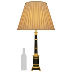 Lampe néo-classique française de la fin du 19e siècle en bronze patiné et bronze doré.