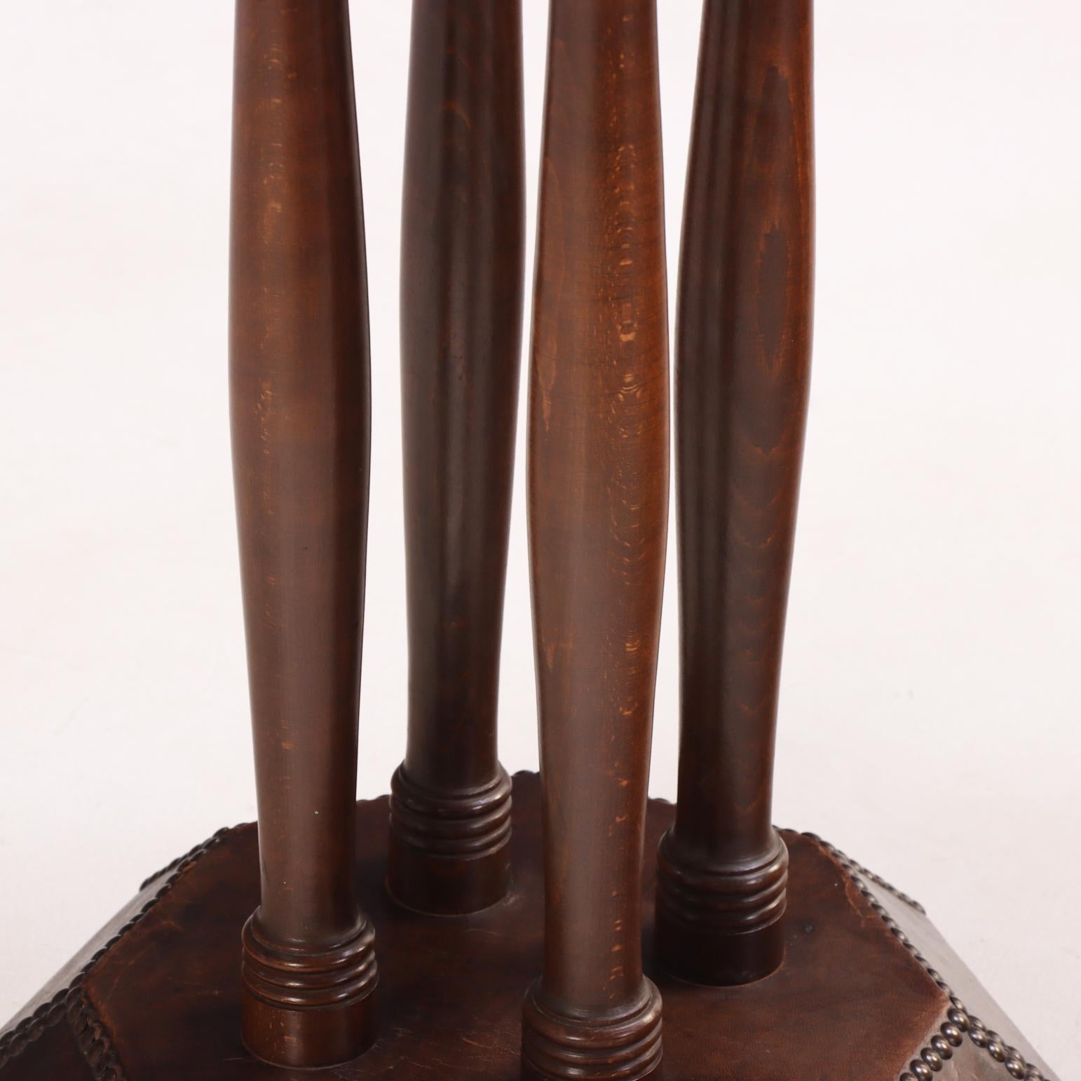 A French Leather-Clad End Table, C. 1935. Bon état - En vente à Philadelphia, PA