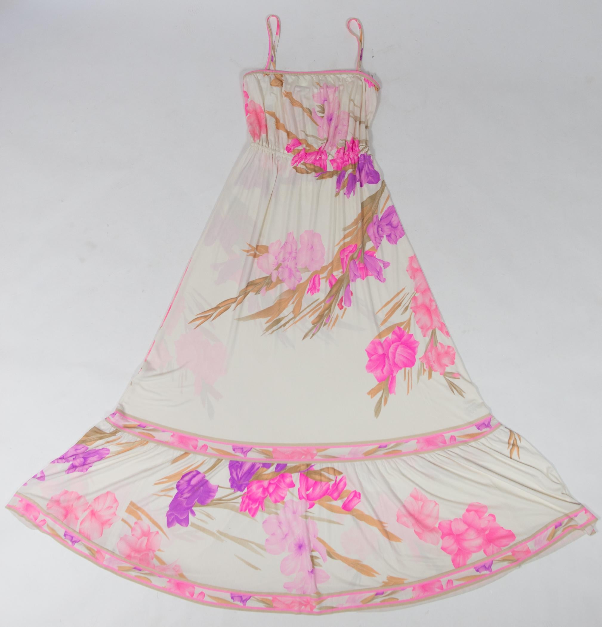 Circa 2000

France

Beautiful romantic summer dress in printed silk jersey by Léonard dating from the 2000s. Long dress with a large bare back neckline, held by two thin straps with press studs. Blousanton effect thanks to an elastic waistband and