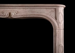 Ein französischer Kalksteinkamin im Louis XIV/XV-Stil
