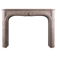 Ein französischer Kalksteinkamin im Louis XIV/XV-Stil