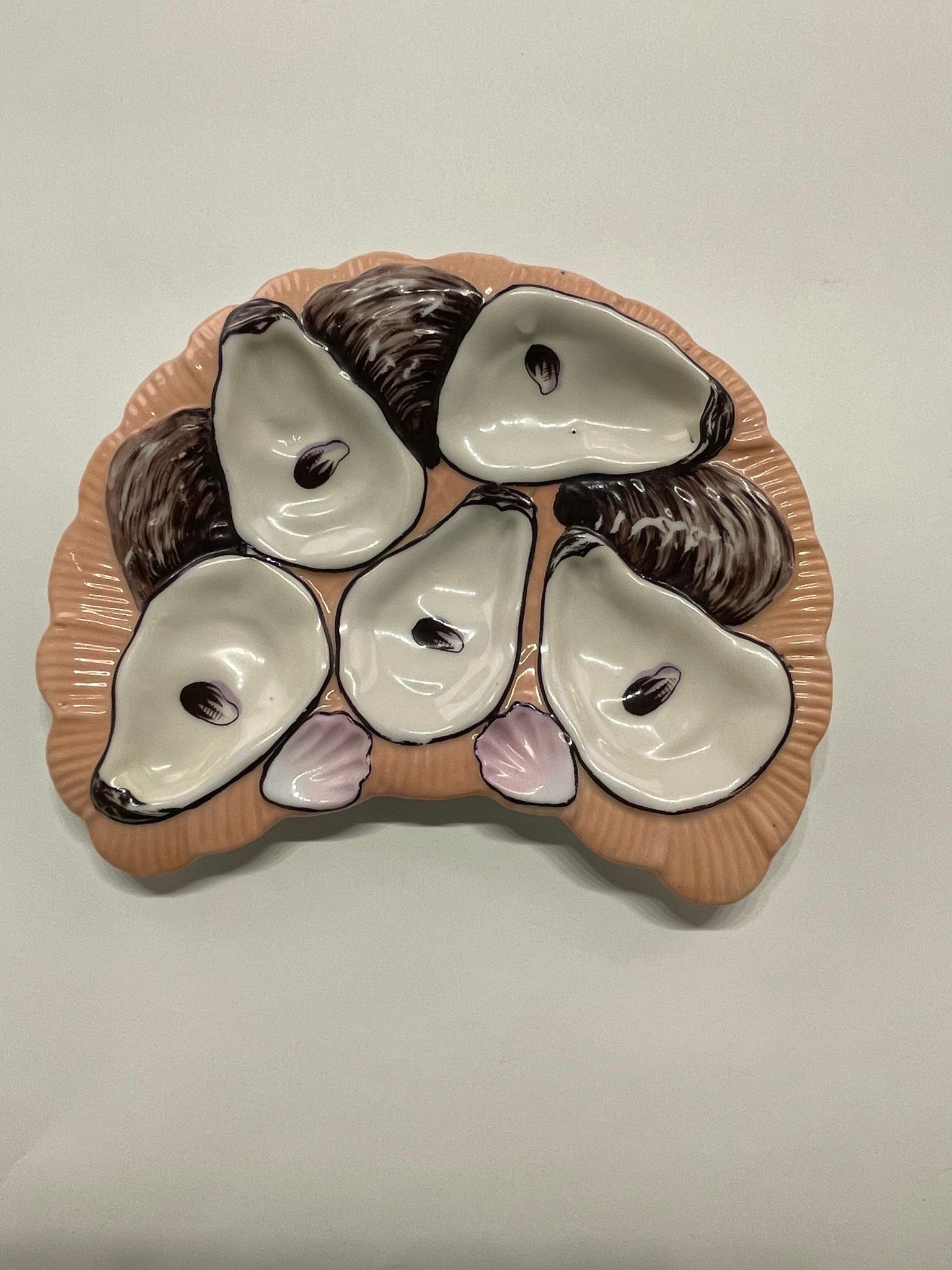 Ein französischer Porzellan-Austernteller mit 5 Austernschalen in gutem Zustand mit einem Chip am hinteren Rand. Die Platte ist 8,75