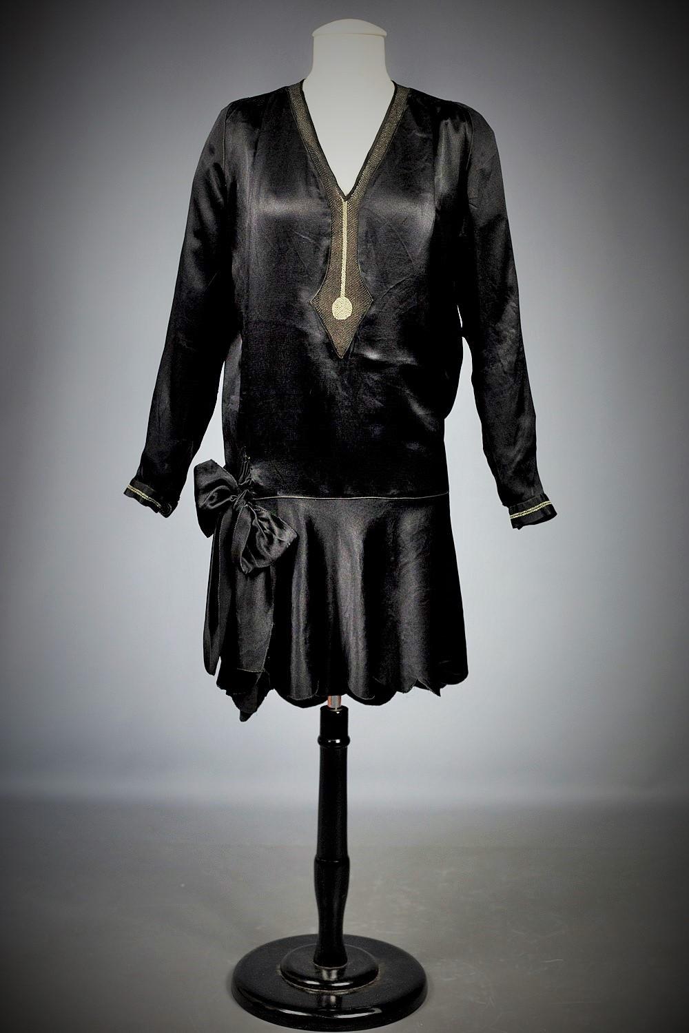 A French Little black Couture Dress in embroidered Duchesse satin Circa 1920 In Good Condition For Sale In Toulon, FR