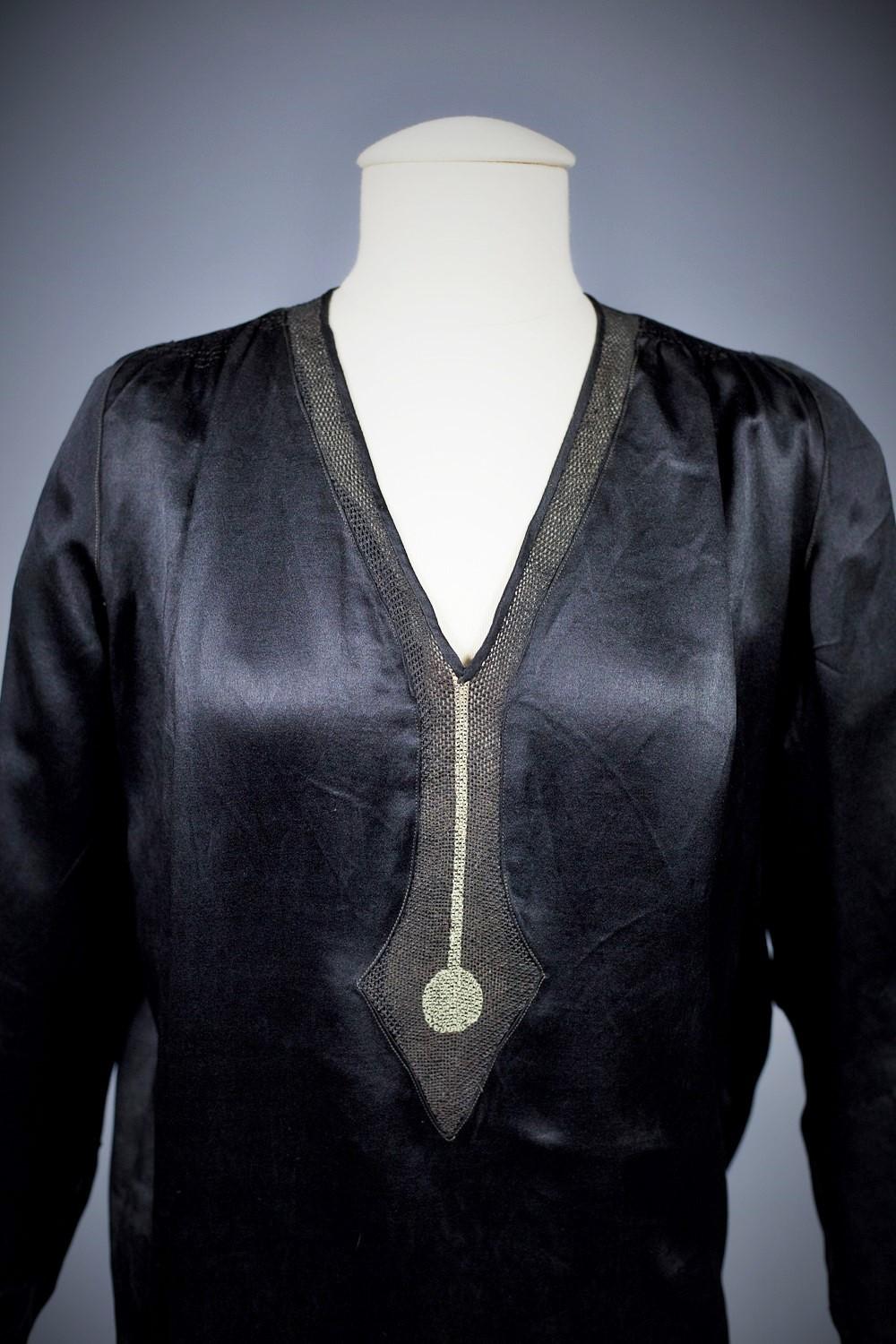 A French Little black Couture Dress in embroidered Duchesse satin Circa 1920 In Good Condition For Sale In Toulon, FR