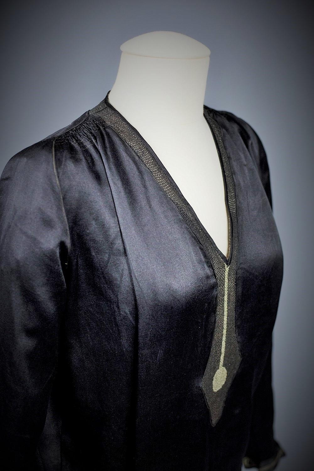 A French Little black Couture Dress in embroidered Duchesse satin Circa 1920 For Sale 2
