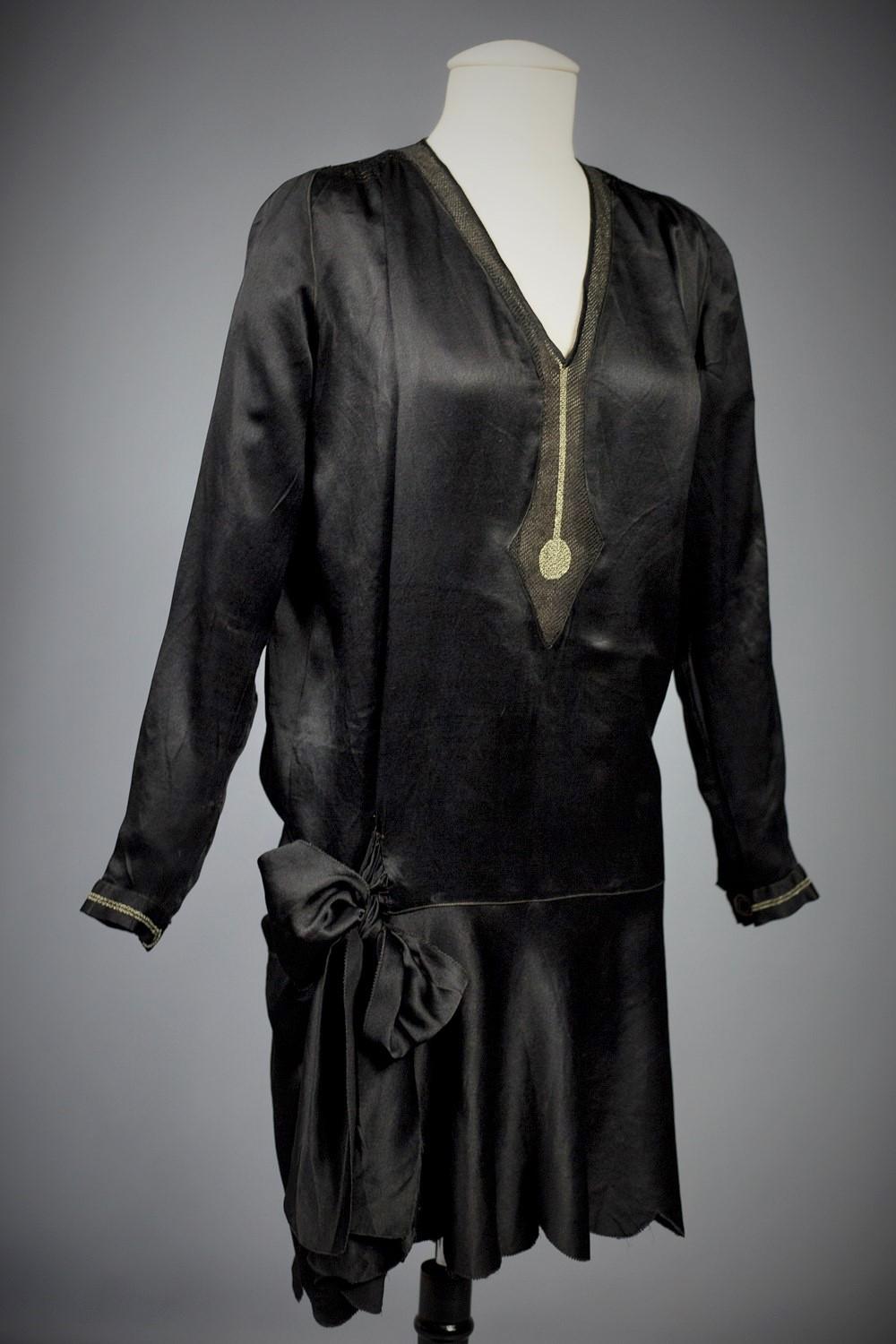 A French Little black Couture Dress in embroidered Duchesse satin Circa 1920 For Sale 3