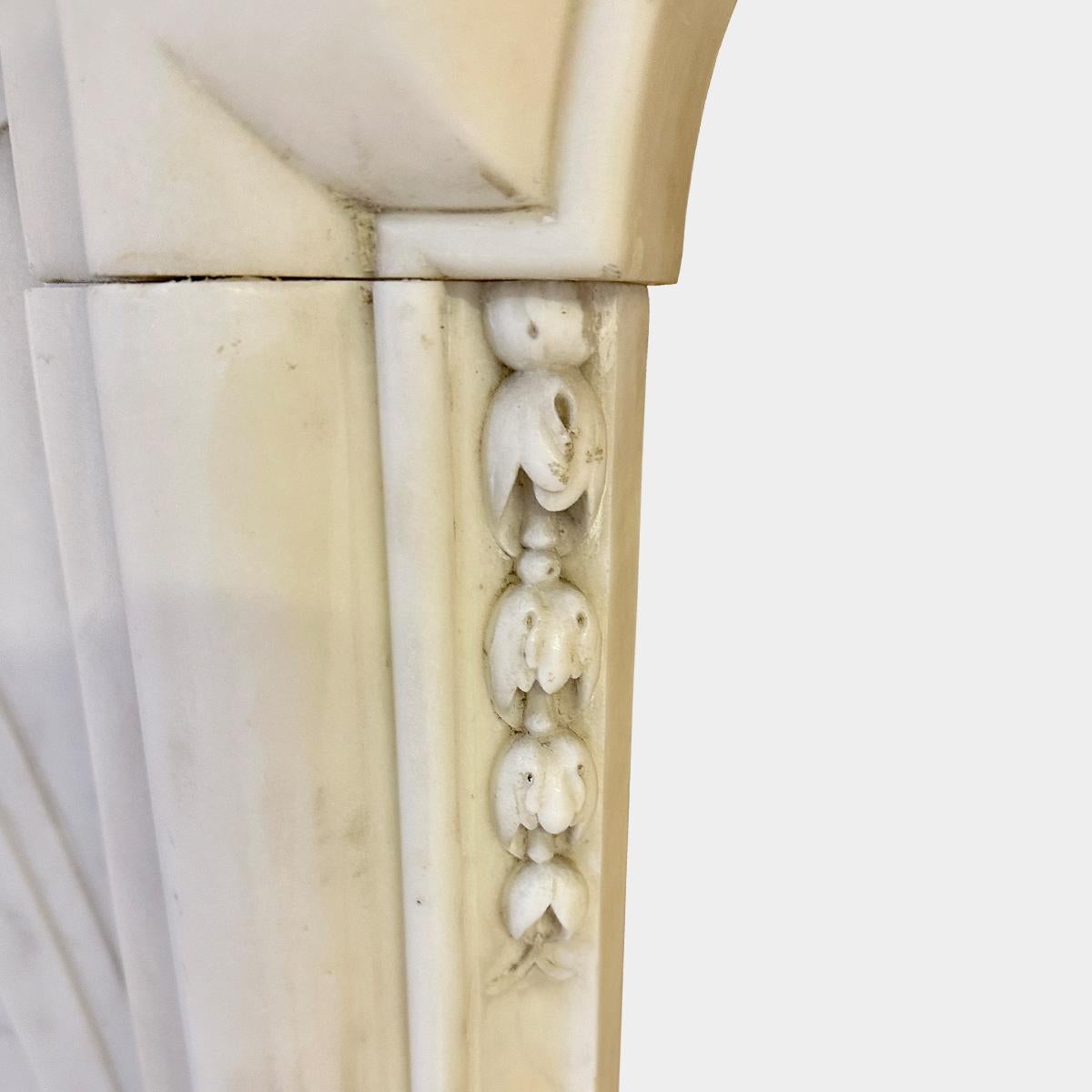 Un caminetto antico in marmo bianco statuario in stile Luigi XIV francese in vendita 3