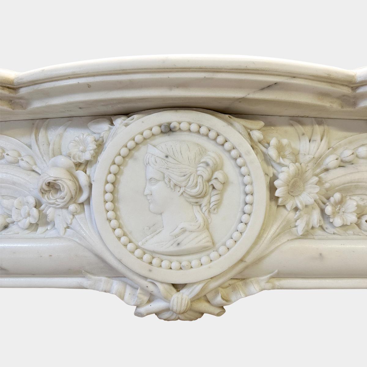 Un caminetto antico in marmo bianco statuario in stile Luigi XIV francese in vendita 4