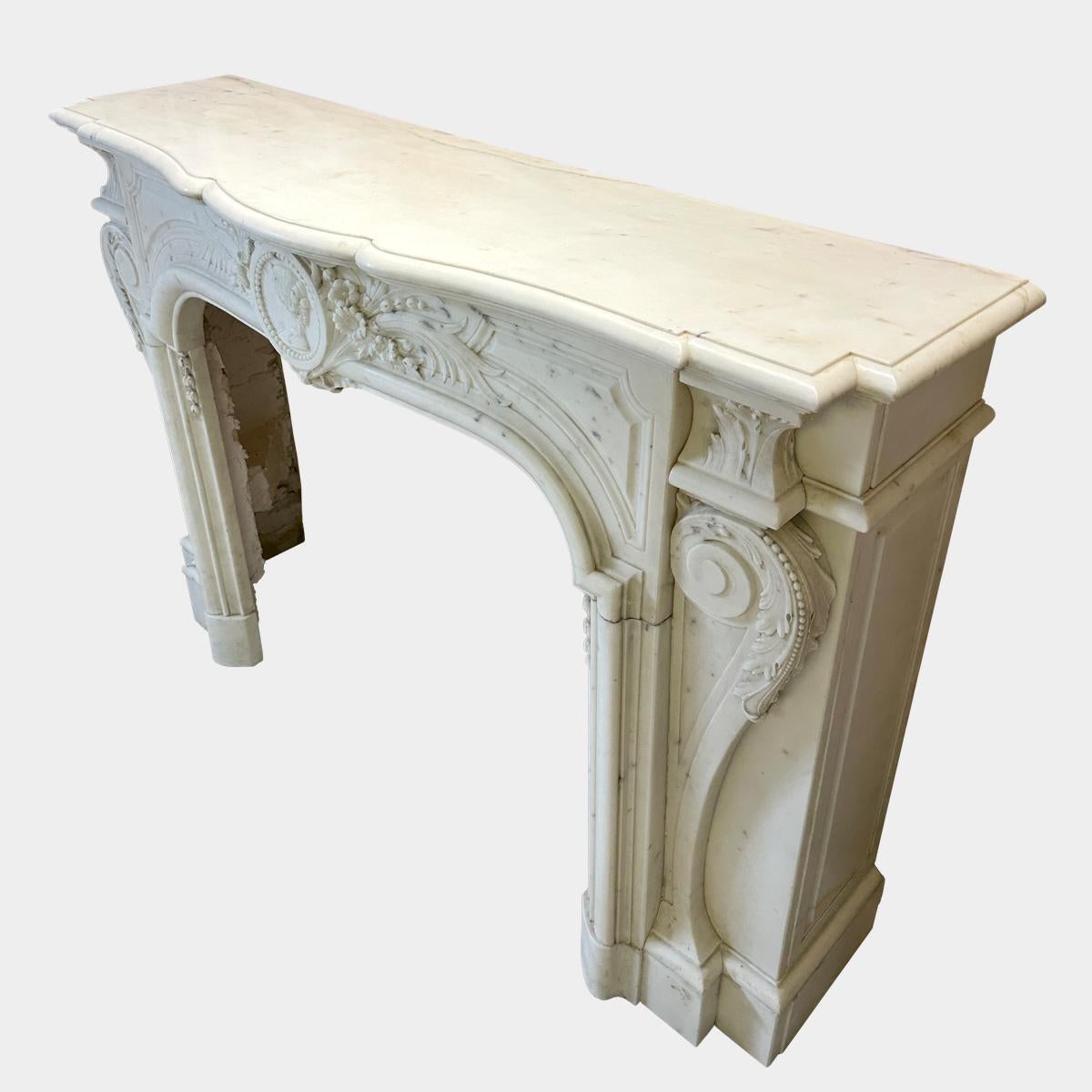 Un caminetto antico in marmo bianco statuario in stile Luigi XIV francese in vendita 5
