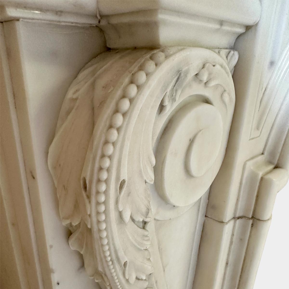 Un caminetto antico in marmo bianco statuario in stile Luigi XIV francese in vendita 6