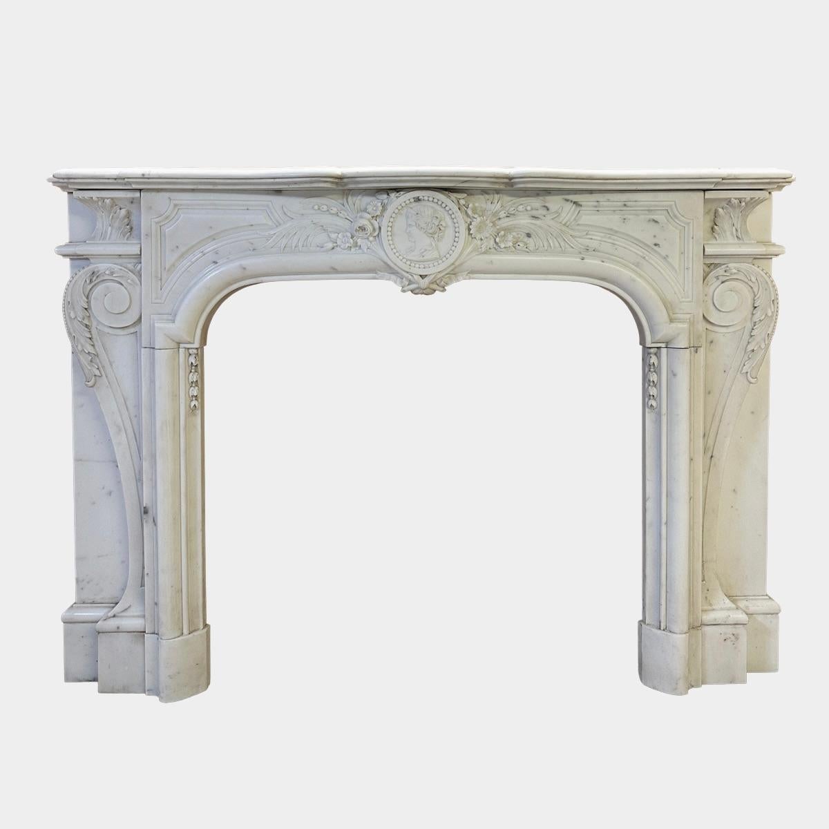 Un caminetto antico in marmo bianco statuario in stile Luigi XIV francese in vendita 7