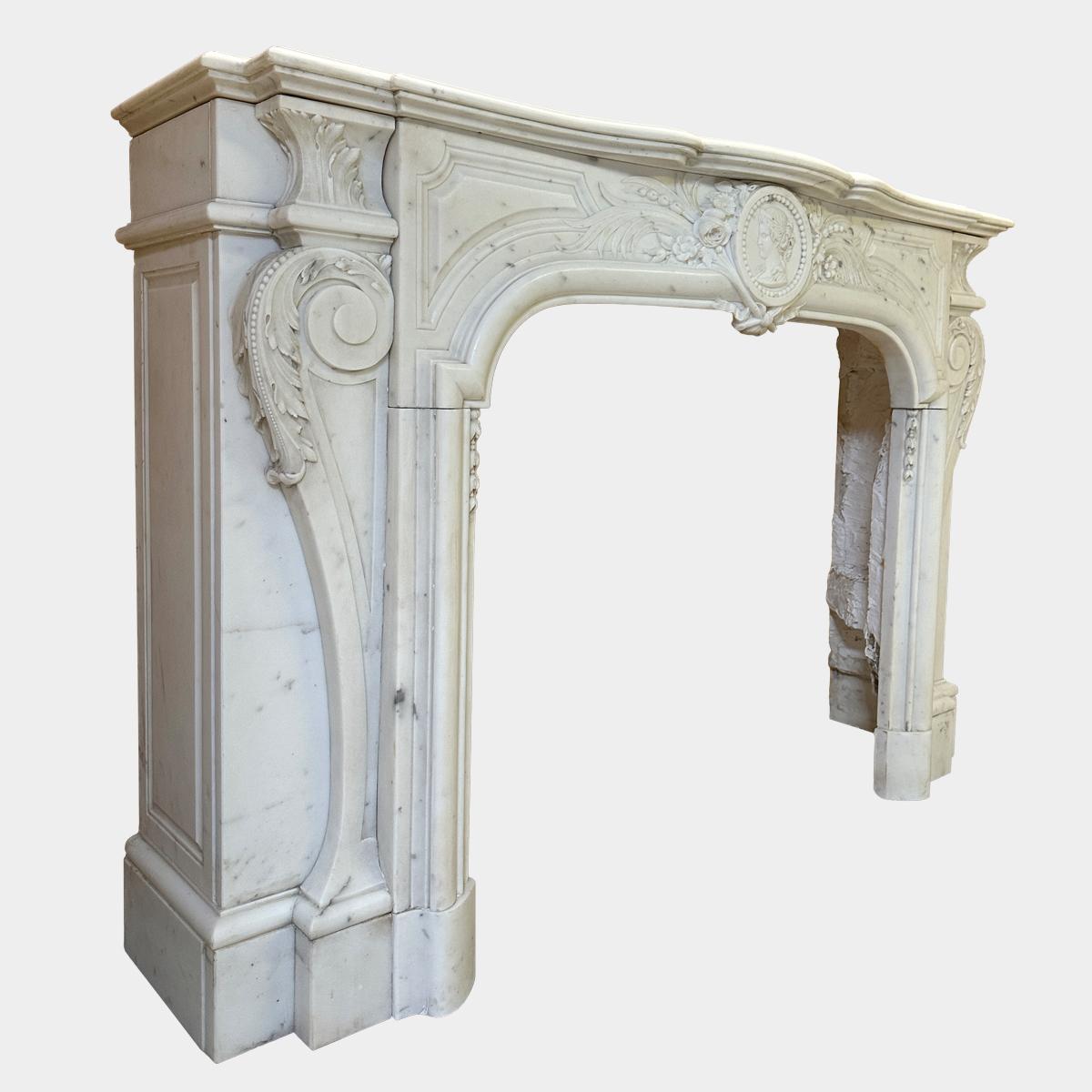 Un camino barocco incredibilmente ben scolpito, realizzato in marmo bianco statuario italiano, in stile Luigi XIV, intorno al 1850. Gli stipiti sono dotati di gambe a mensola a sinistra e a destra, decorate con sottili perline discendenti e acanti a