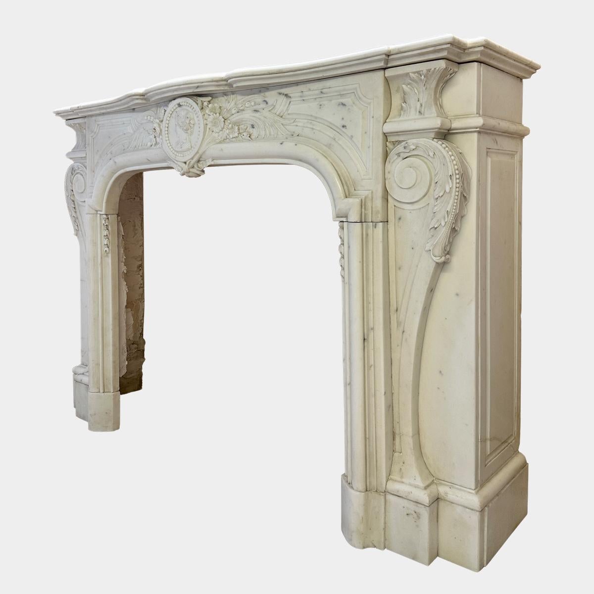 Francese Un caminetto antico in marmo bianco statuario in stile Luigi XIV francese in vendita