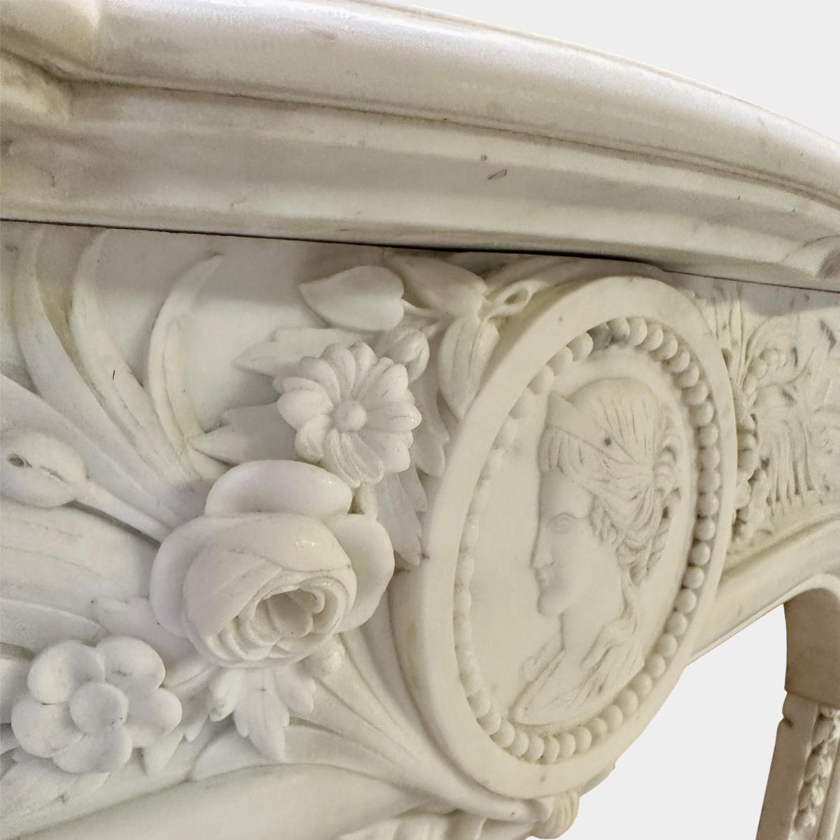 Intagliato a mano Un caminetto antico in marmo bianco statuario in stile Luigi XIV francese in vendita