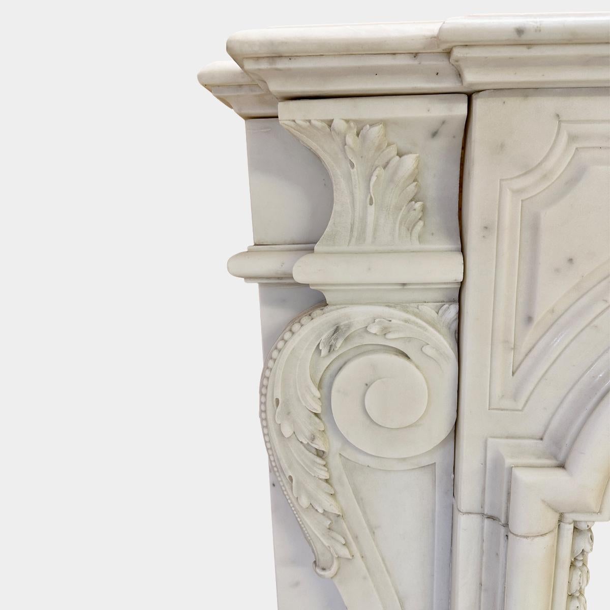 Un caminetto antico in marmo bianco statuario in stile Luigi XIV francese In condizioni buone in vendita a London, GB