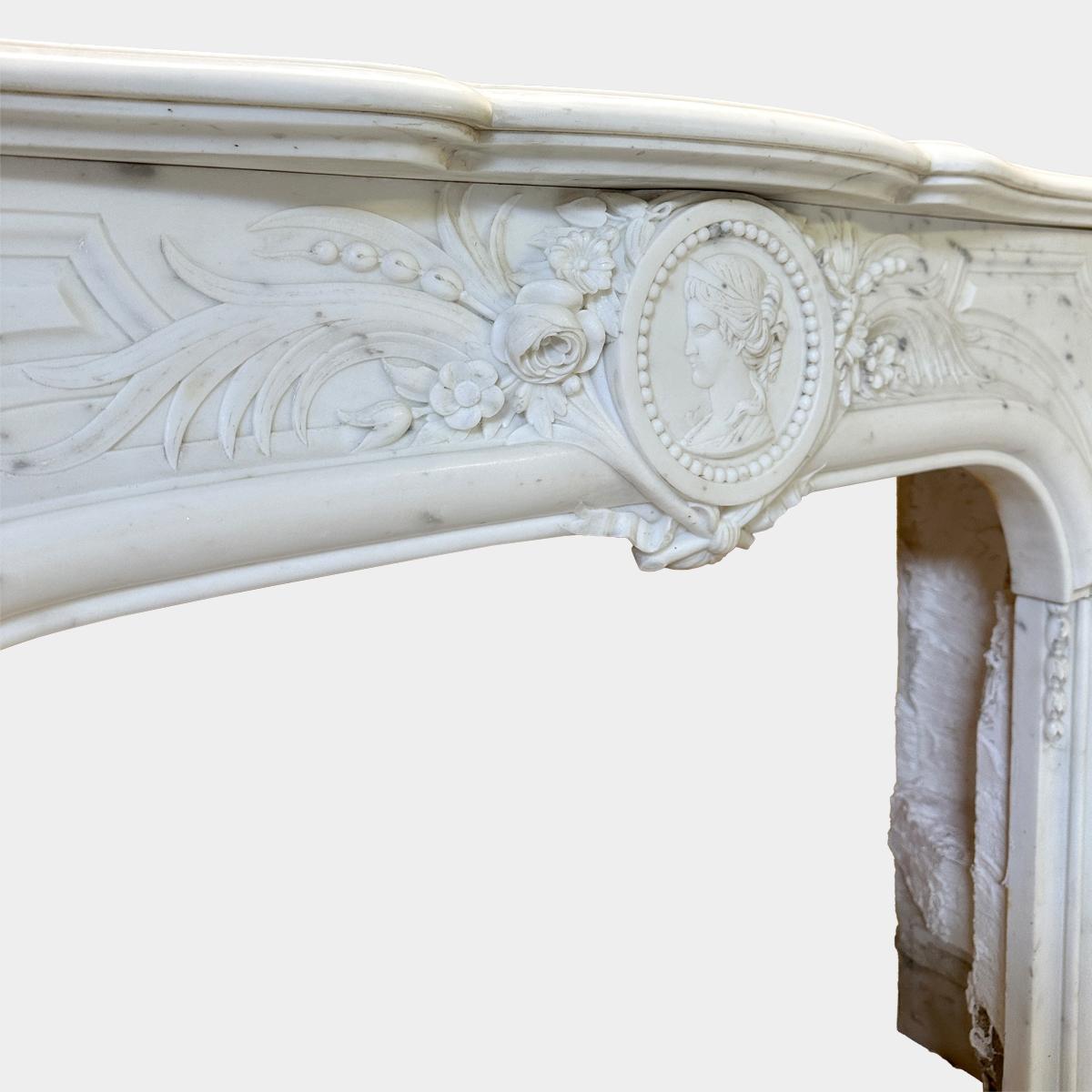 XIX secolo Un caminetto antico in marmo bianco statuario in stile Luigi XIV francese in vendita