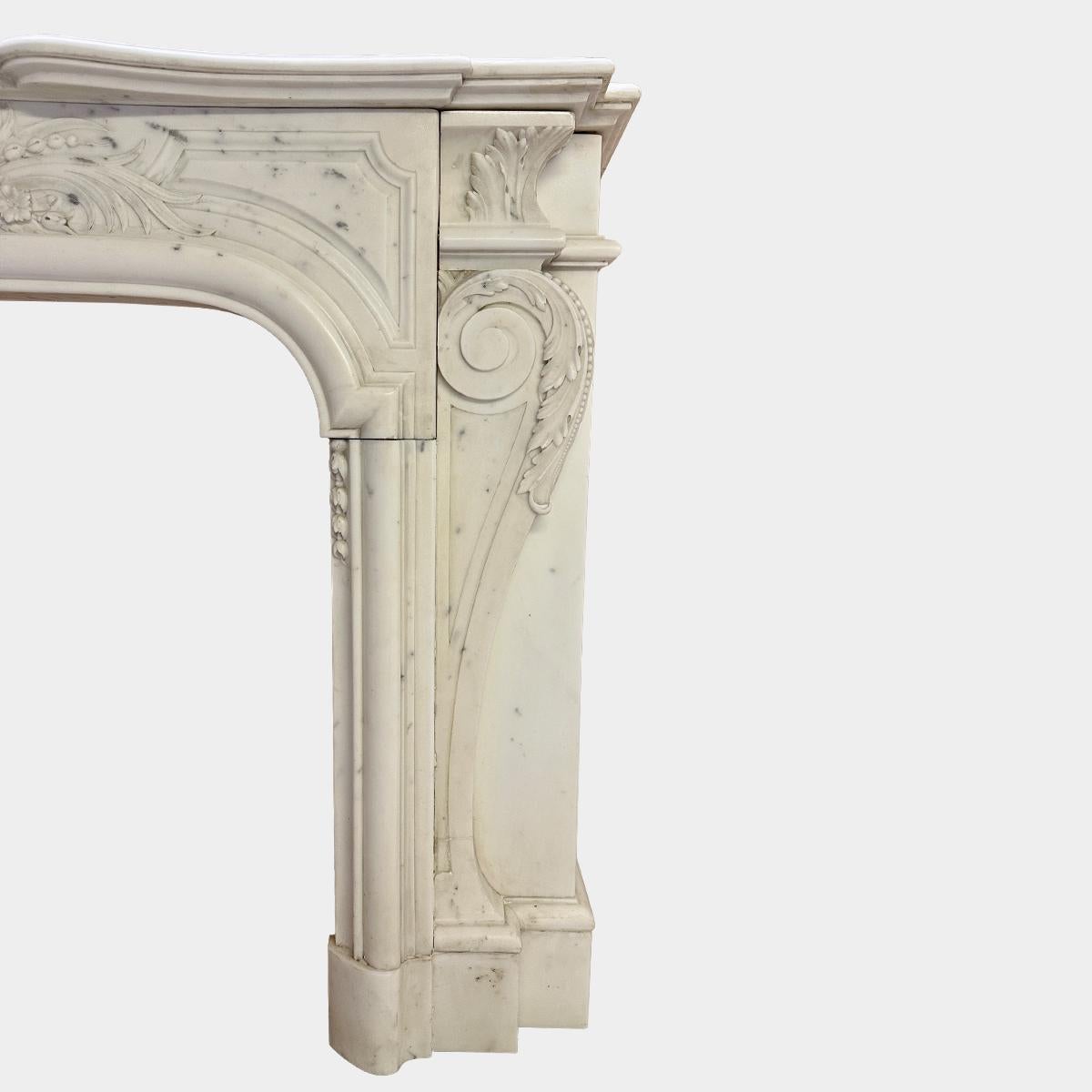 Un caminetto antico in marmo bianco statuario in stile Luigi XIV francese in vendita 1