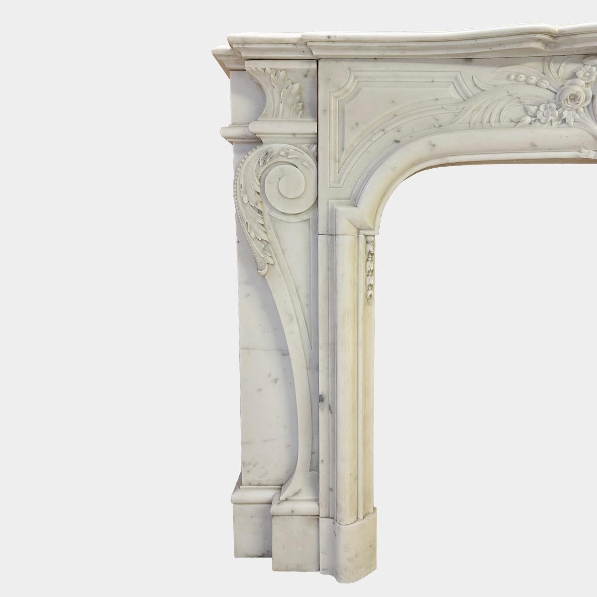 Un caminetto antico in marmo bianco statuario in stile Luigi XIV francese in vendita 2