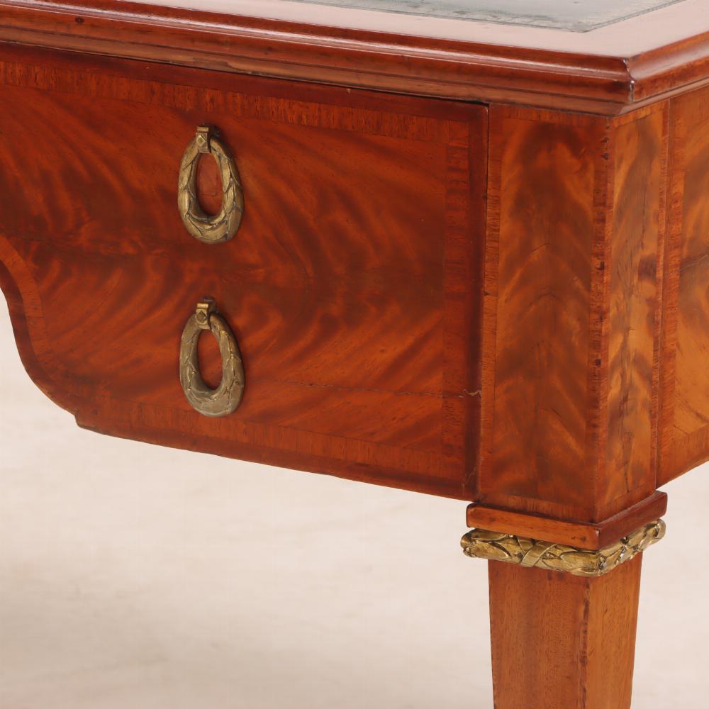 A French Louis XIV style mahogany and crotch mahogany leather top desk, C 1900. In Good Condition In Philadelphia, PA
