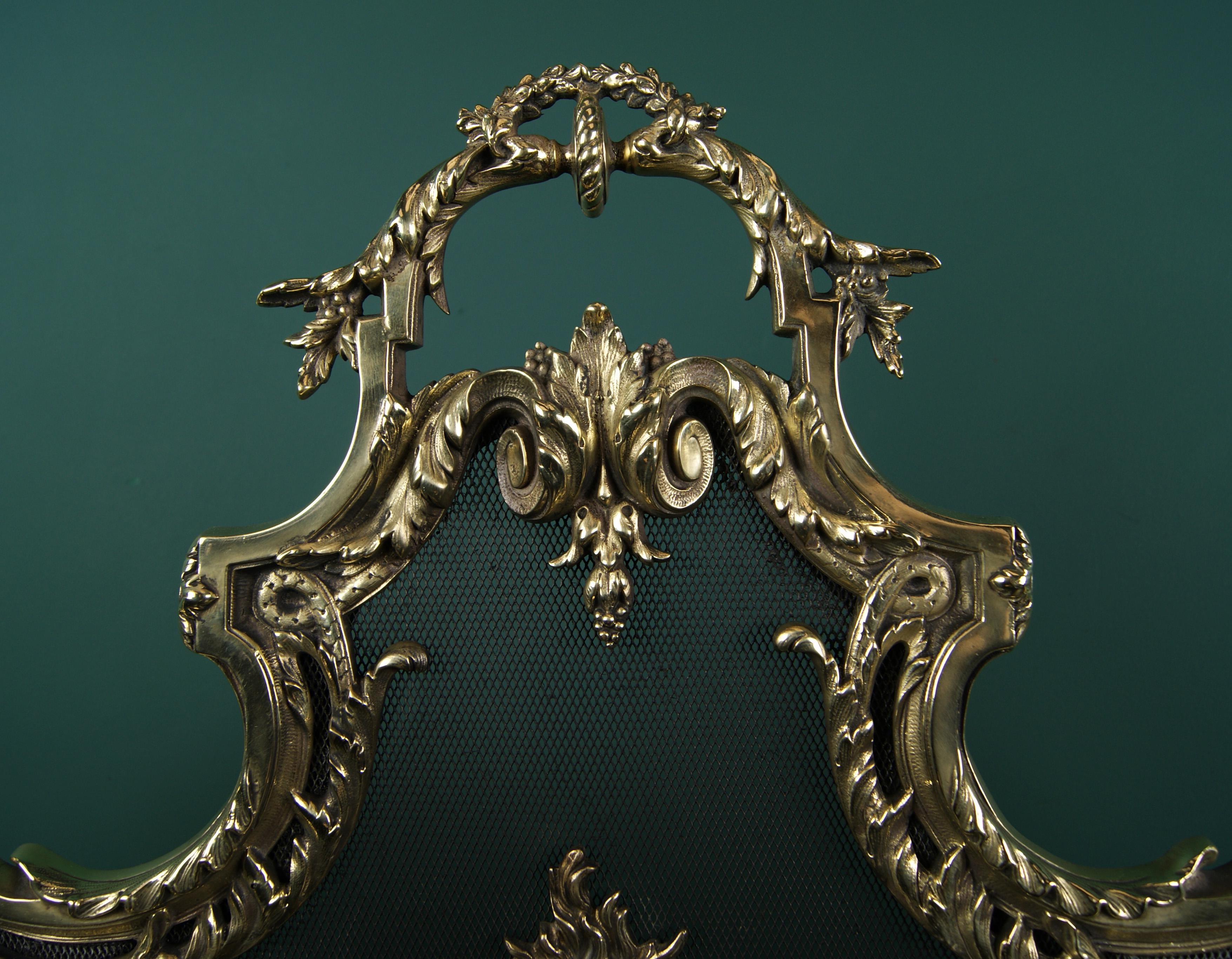 A French Louis XV Brass Fireplace Screen in the Rococo Form In Good Condition For Sale In London, GB