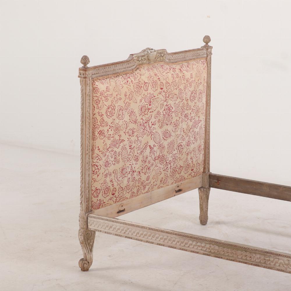 A French Louis XV style carved and painted daybed C 1900. In Good Condition For Sale In Philadelphia, PA
