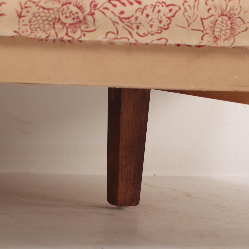 A French Louis XV style carved and painted daybed C 1900. For Sale 1