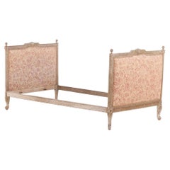 Letto da giorno francese in stile Luigi XV, intagliato e dipinto, C.C.