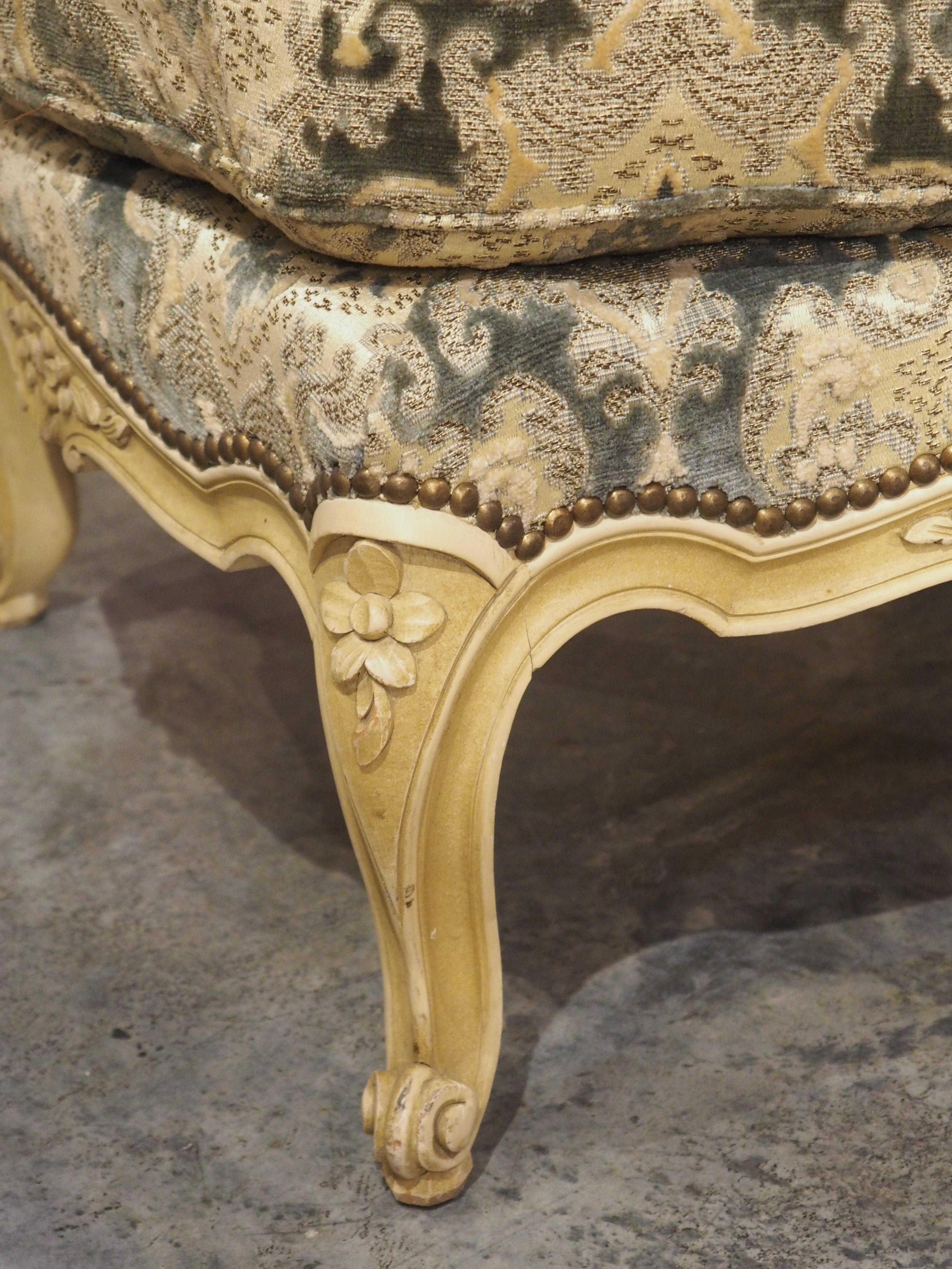A French Louis XV Style Creme Painted Tabouret, 1950s In Good Condition In Dallas, TX