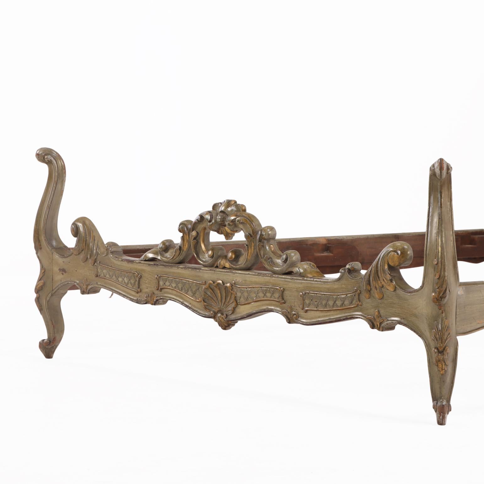 Luigi XV A French Louis XV style Full-Size Bed, C. 1930. in vendita