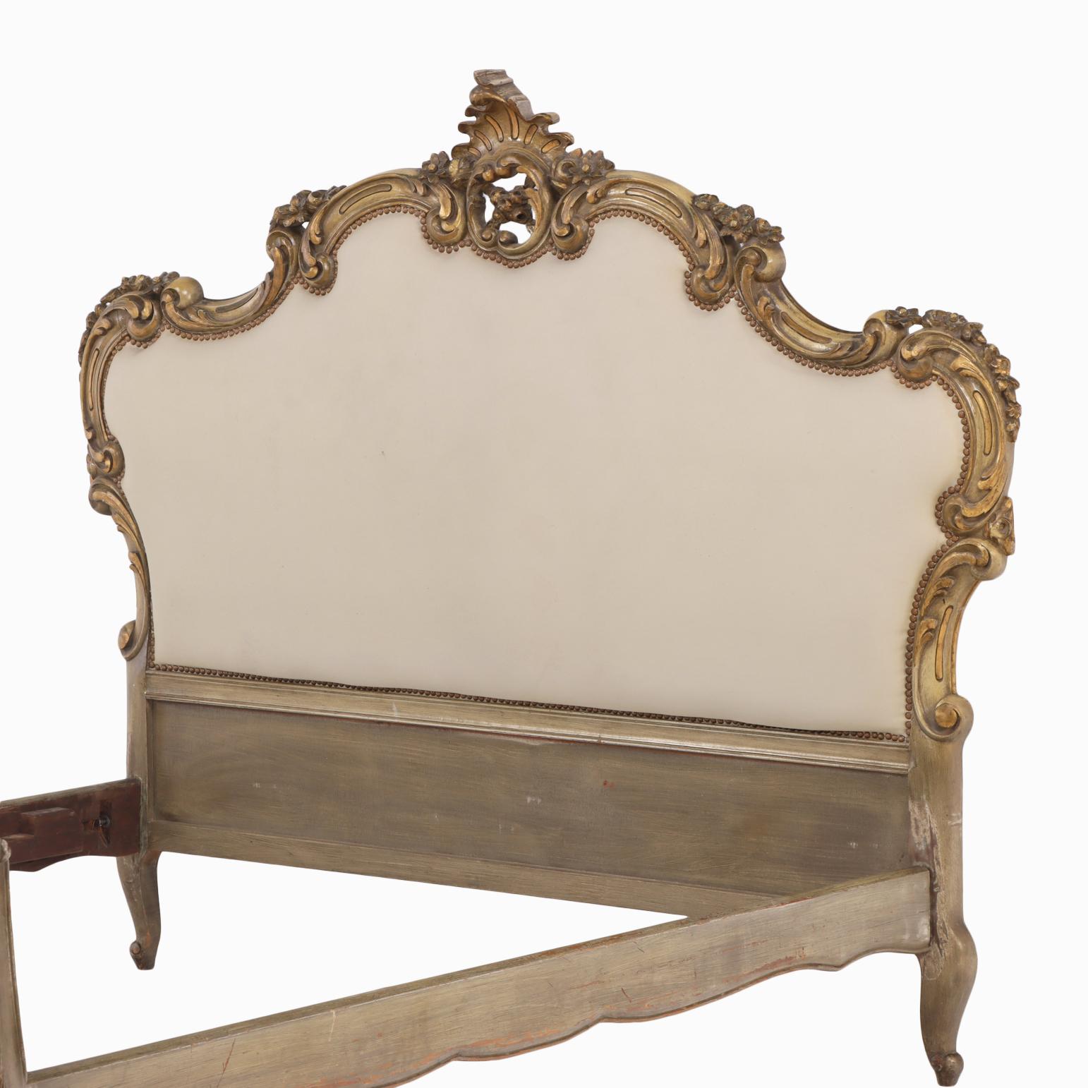 A French Louis XV style Full-Size Bed, C. 1930. in vendita 1