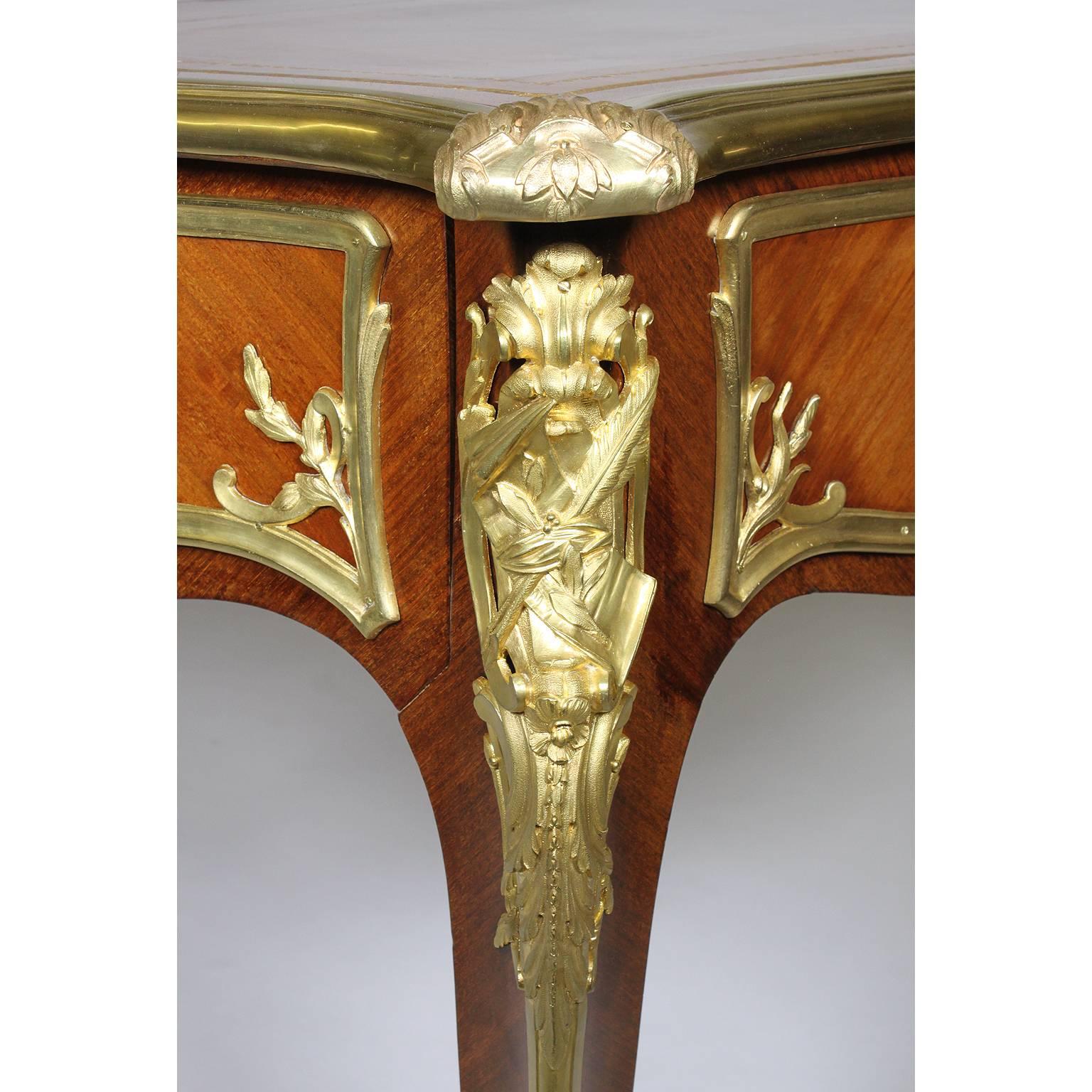 Französisch Louis XV Stil vergoldete Bronze montiert Kingwood Drei-Schublade Bureau Plat Schreibtisch im Angebot 3