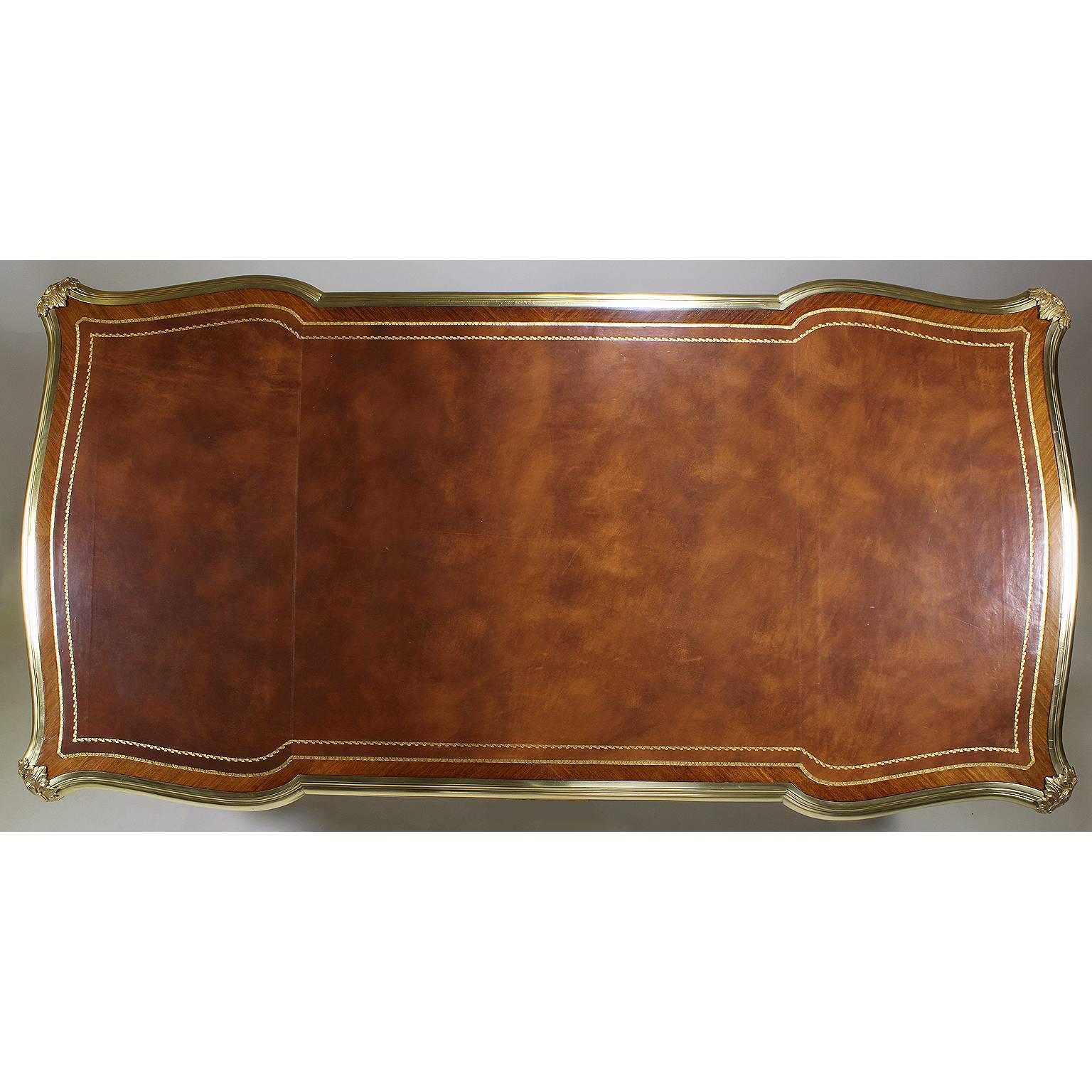 Bureau à trois tiroirs en bois de roi de style Louis XV, monté sur bronze doré en vente 8
