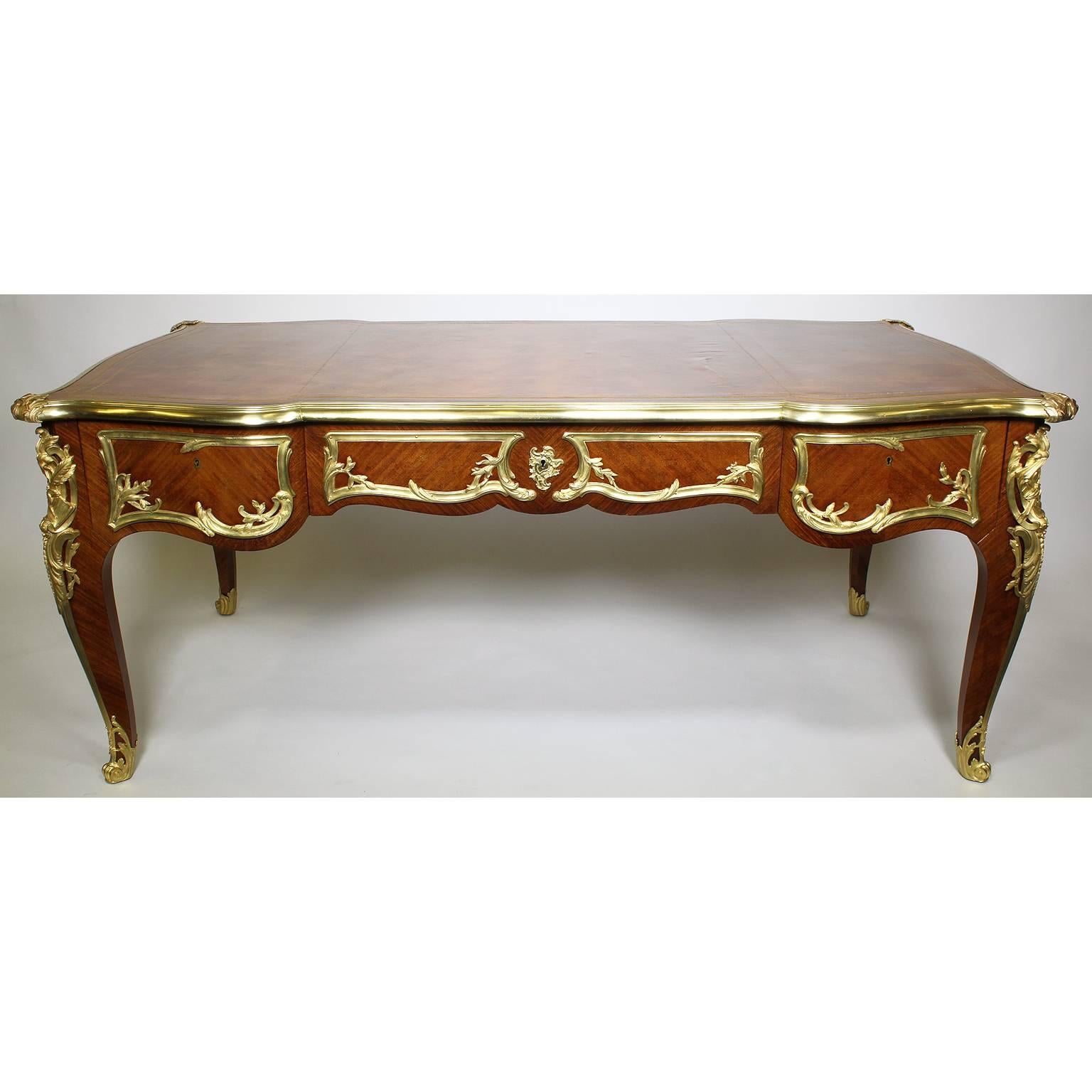 Français Bureau à trois tiroirs en bois de roi de style Louis XV, monté sur bronze doré en vente