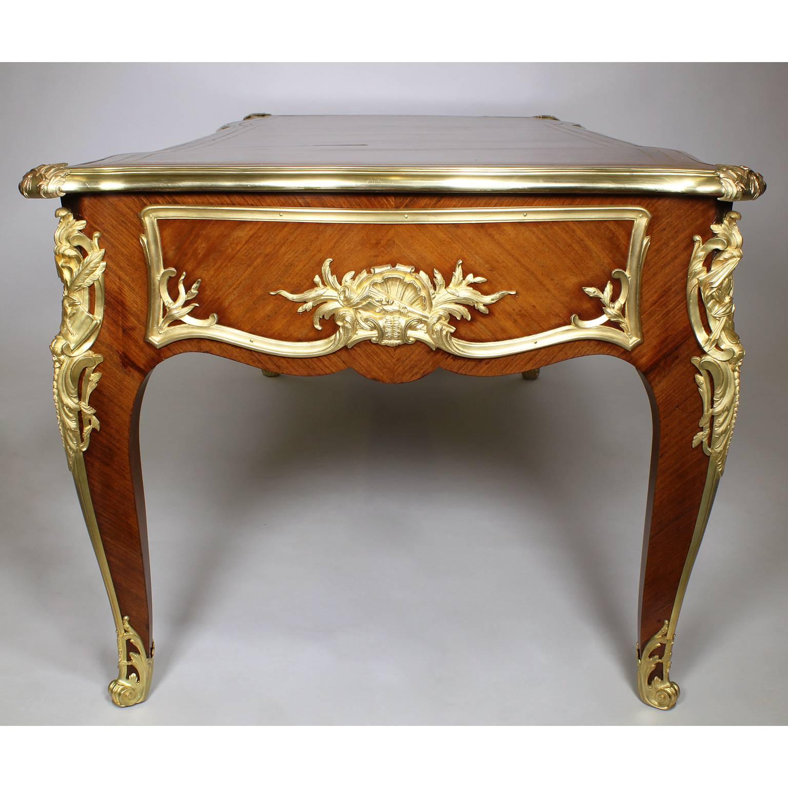 Französisch Louis XV Stil vergoldete Bronze montiert Kingwood Drei-Schublade Bureau Plat Schreibtisch (Veilchenholz) im Angebot