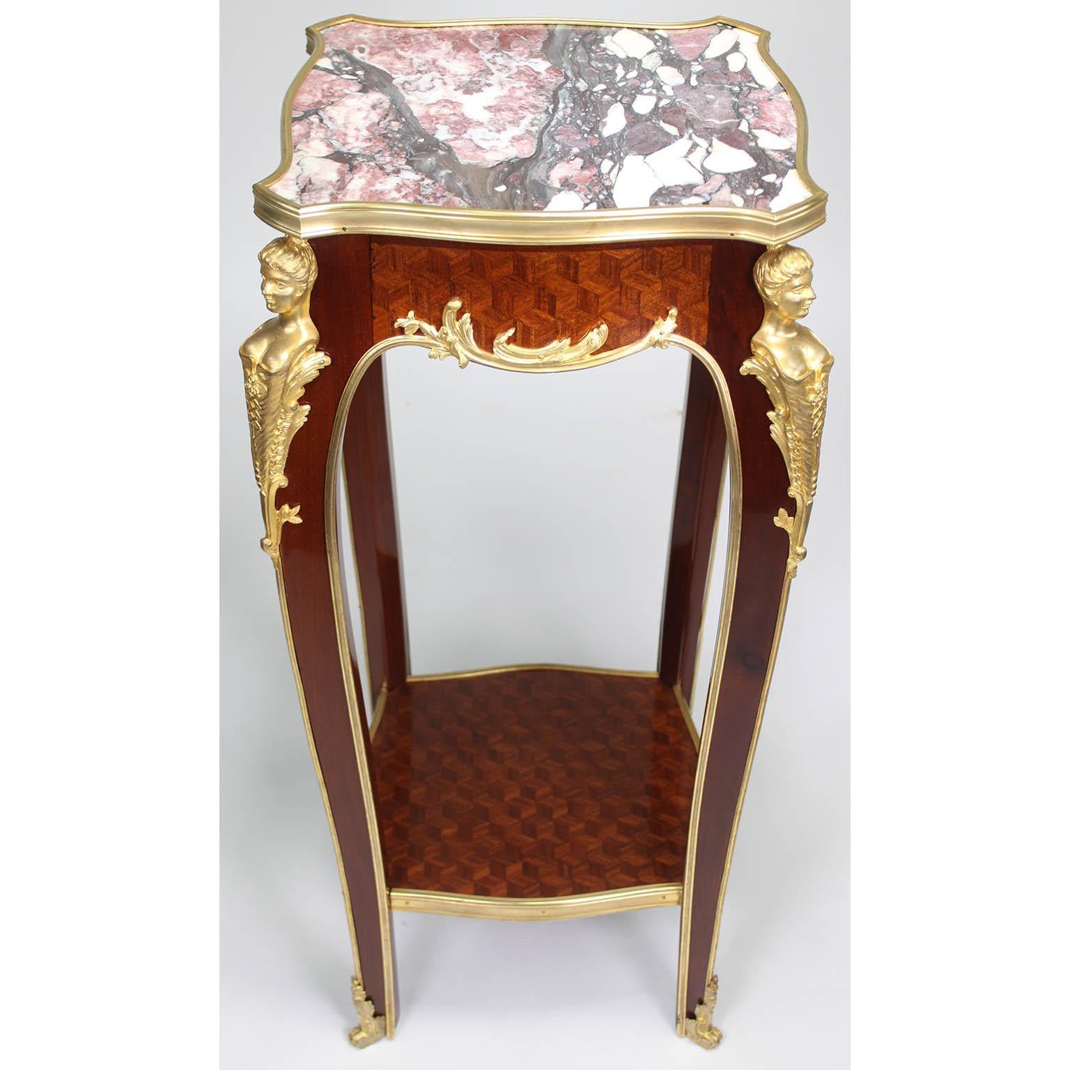 Ein feines französisches Mahagoni im Stil Louis XV des 19. und 20. Jahrhunderts,  Beistelltisch aus Satinholz und vergoldeter Bronze (Ormolu) von François Linke (1855-1946). Der quadratische Tisch ist mit einer Platte aus Brêche Violette-Marmor mit