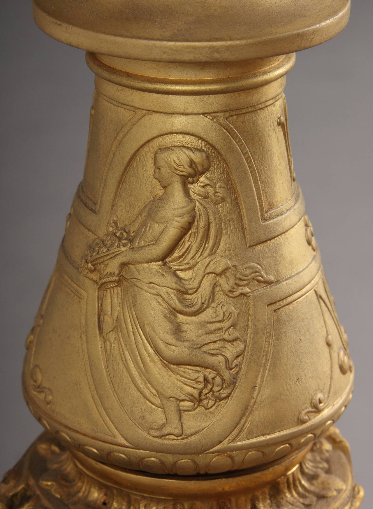 Beistelltisch im Louis-XV-Stil aus Goldbronze und Sevres-Bronze im Stil im Angebot 1