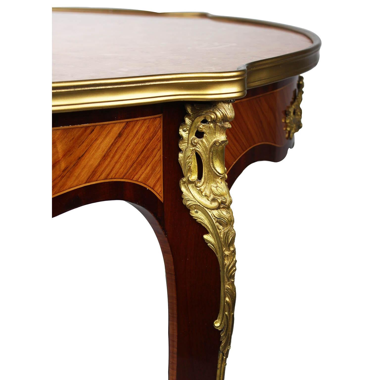 Ein französischer Beistell- oder Mitteltisch im Louis-XV-Stil mit Goldbronze-Montierung, Attr. Maison Jansen (Vergoldet) im Angebot