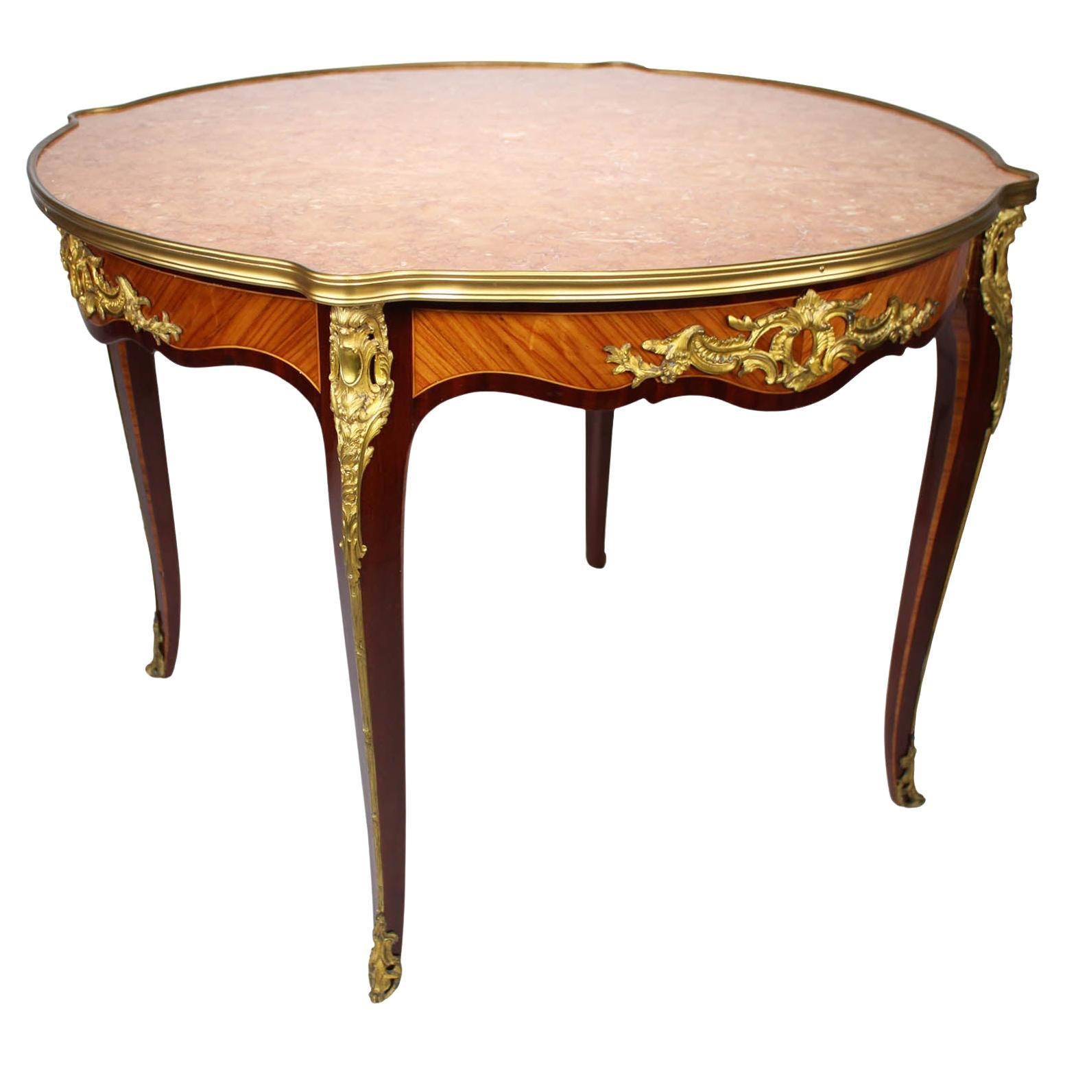 Ein französischer Beistell- oder Mitteltisch im Louis-XV-Stil mit Goldbronze-Montierung, Attr. Maison Jansen im Angebot